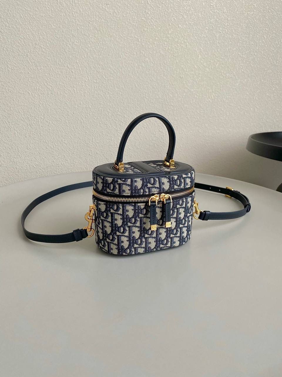 🈶老花蓝小号 𝗗𝗜𝗢𝗥 𝗦𝗶𝗴𝗻𝗮𝘁𝘂𝗿𝗲 𝗩𝗮𝗻𝗶𝘁𝘆 化妆盒 全新系列一出直接萌翻天，很难不火 通常在金属包扣或链条装饰的CD字母 这次当了回主角，直接放大像极了猪鼻子 压印浮雕质感和字母的立体弧度，好高级 成了包身上一眼就能看到的重点元素 手提手柄系个小丝巾，简直不要太可爱 拆卸可调节肩带日常随意搭配出街 小巧不臃肿，都去冲 16×11×9.5cm，#8101m