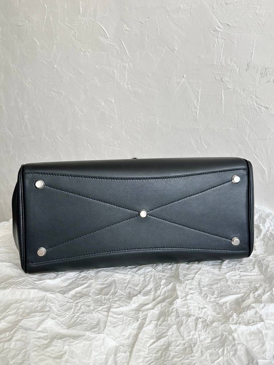 销量王🔥 ba1enciaga bel air 黑银中号🖤 新发手袋，火力全开 B家这季是打算了H家杠上了哈哈哈！ 我想说的是，从rodeo开始，B家就赢麻了 这个bel air是真好看，它还很好玩儿～ 第一，包身两边的耳朵处可收紧，也可敞开 第二，包身前面三个"小口袋"是假的！它翻起来用皮带穿过去后，就可以得到另一个极简风的bel air！这个设计我给一百分❗️ 总共有5种结构可以玩弄，太有意思啦😆 超大的包身，可以装下全世界 29×26×16cm805481m