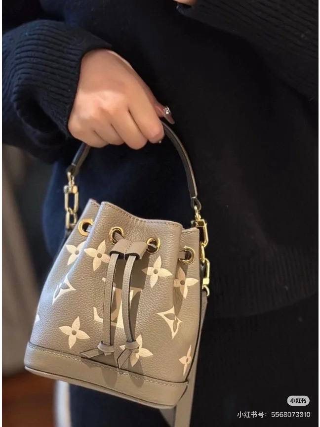 Nano全皮小水桶👜✨ 今天这款nano水桶包更是火出圈的节奏！不仅可以手提，更可以调节肩带!! 原厂进口牛皮➕撞色老花压纹，东西都是独一无二 的正，包型也是堪称万年经典 经典中的经典 💕 尺寸：13-9.5-16cm