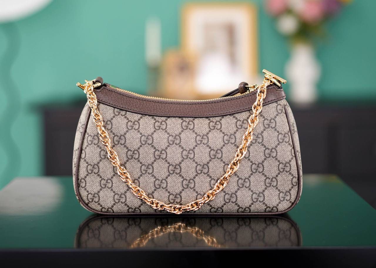 🥯Ophidia系列小号手袋 草莓包棕色 25cm 这款草莓包惊喜感非常强， 经典的元素搭配小巧可爱精致时髦挂饰， 金属链条和经典红绿织带，复古感十足且百搭， 可爱又别致的小草莓是点睛之笔， 整个包包很轻便，特别好背呢~ 官方款号 735132 尺寸：25x15x6cm