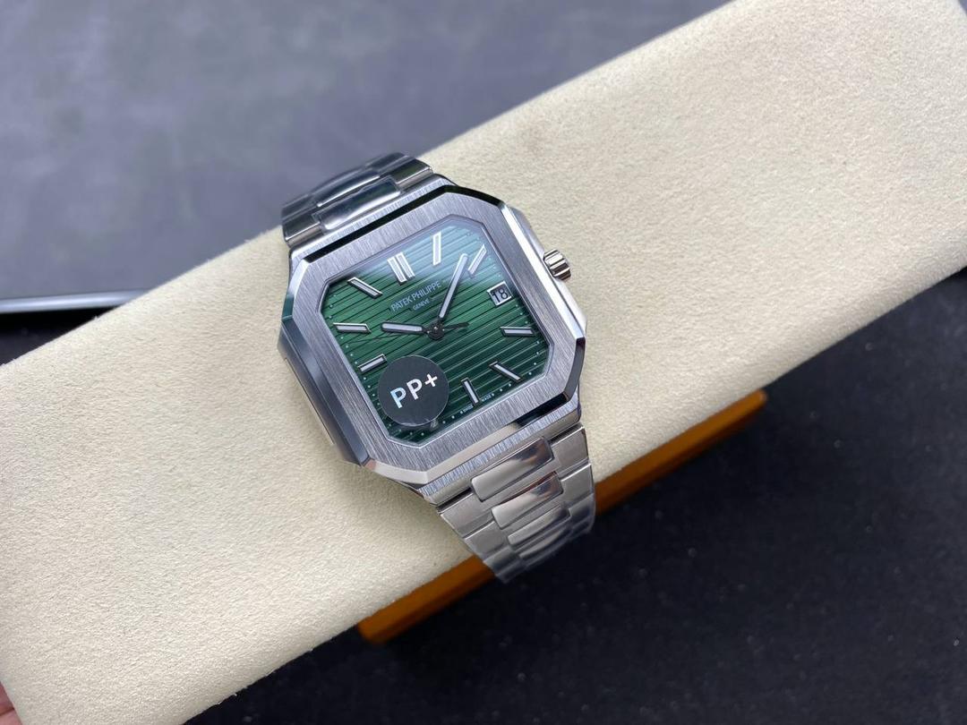 PP+ 百达翡丽 方形 新系列CUBITUS 5821腕表 亮点特色：1️⃣机芯:搭载定制9015改Cal.26-330 SC一体机，调时不停秒，调时不停秒，摆轮位置均与正品一致，自动上链机芯。2️⃣钢带:316L定制级人体工程学表带，新扣款式。3️⃣表壳:尺寸45毫米厚度仅8.3mm，为表壳对角线长度(即10点位至4点位),因为表壳近似于方形，上下边的宽度会小于这一数值，所以视觉效果并不是很大。 搭配上，5821属于运动风格腕表，日常搭配正装和休闲风格也可以。