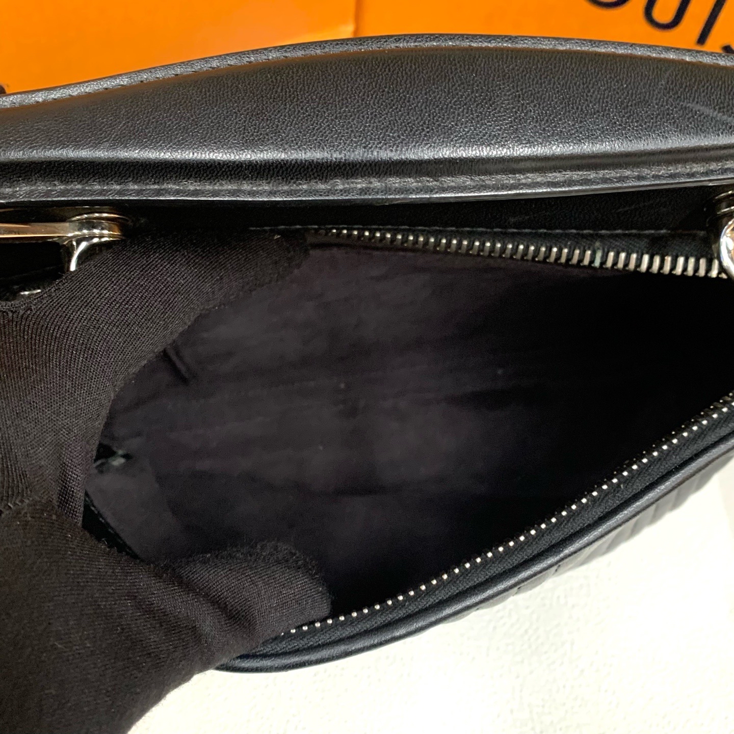 【預訂貨品】Fendi Dotcom黑銀牛皮斜孭袋