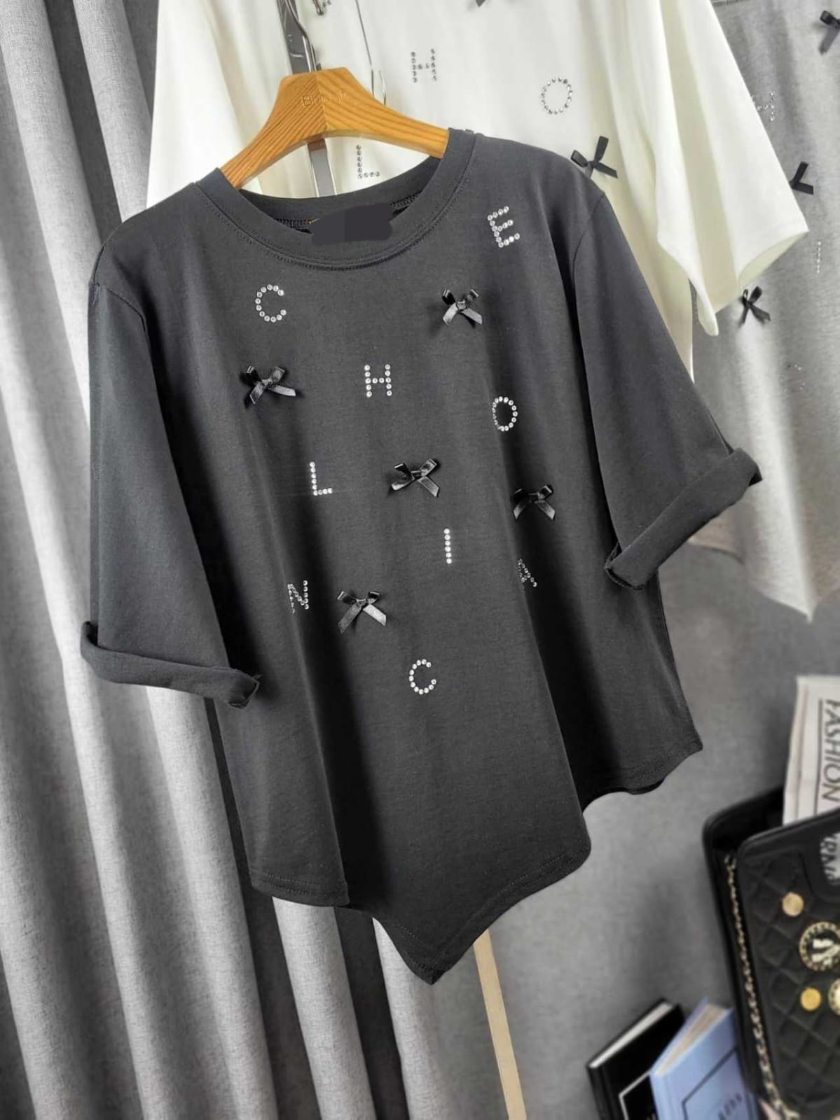 🎀【不規則美學】蝴蝶結刺繡字母短袖 Tee