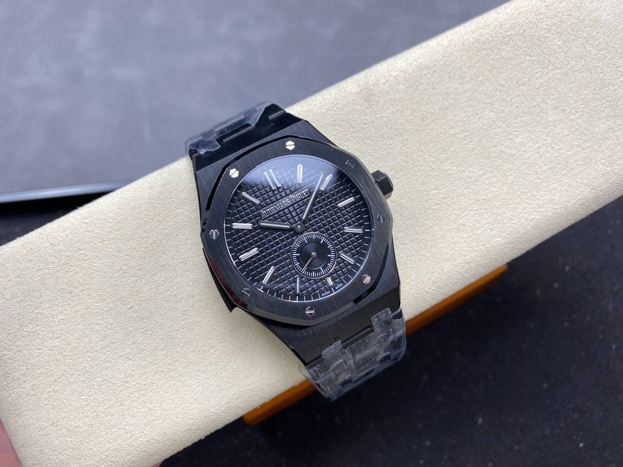 🚀AP爱彼 皇家橡树26591IP系列男士腕表，两针半 震撼上线：后盖升级透底，采用2953升级版机芯， 成就钢表巅峰—— 实力演绎 卫冕“钢”王！【5大精妙之处】 1.正品拆解开模，尺寸为42×11.3毫米与正品一致！ 2.完美还原正品表壳的每一处细节，尽显正品“棱角分明 坚毅果敢”的阳刚气质。 3.钢带的做工无可挑剔，比市面上任何钢带表做工均要更上一层楼，钢带头粒和表头衔接的“缓冲带”的松紧程度与正品一模一样，(可选配钢带款，胶带款) 4.爱彼2953升级版机芯，稳定，优秀，更真实。 5.表盘的“饼干纹理”立体饱满 搭配白金荧光时标和Royal Oak皇家橡树指针，体验精妙 感受不同！必属精品