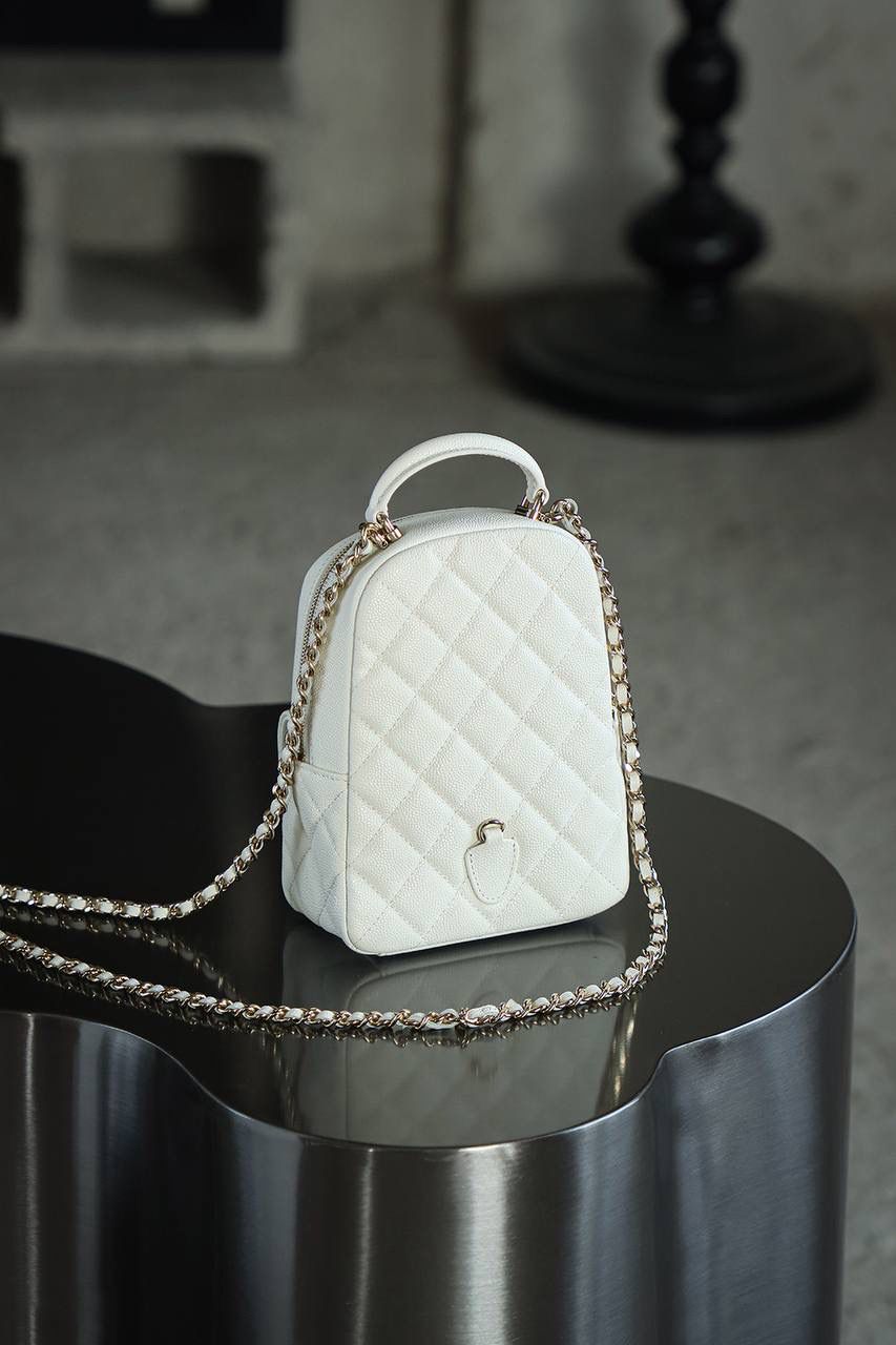 24C迷你書包鑒定版 👜 一包一碼 支持全球鑒定查驗身份證原廠專G Haas皮料過關清單資料可査詢 Chane*25C迷你雙肩背包 雖然小 但非常實用能雙肩能單肩小書包 五金：全鋼金扣 皮料：Haas中球牛皮 尺寸：18*13*9cm