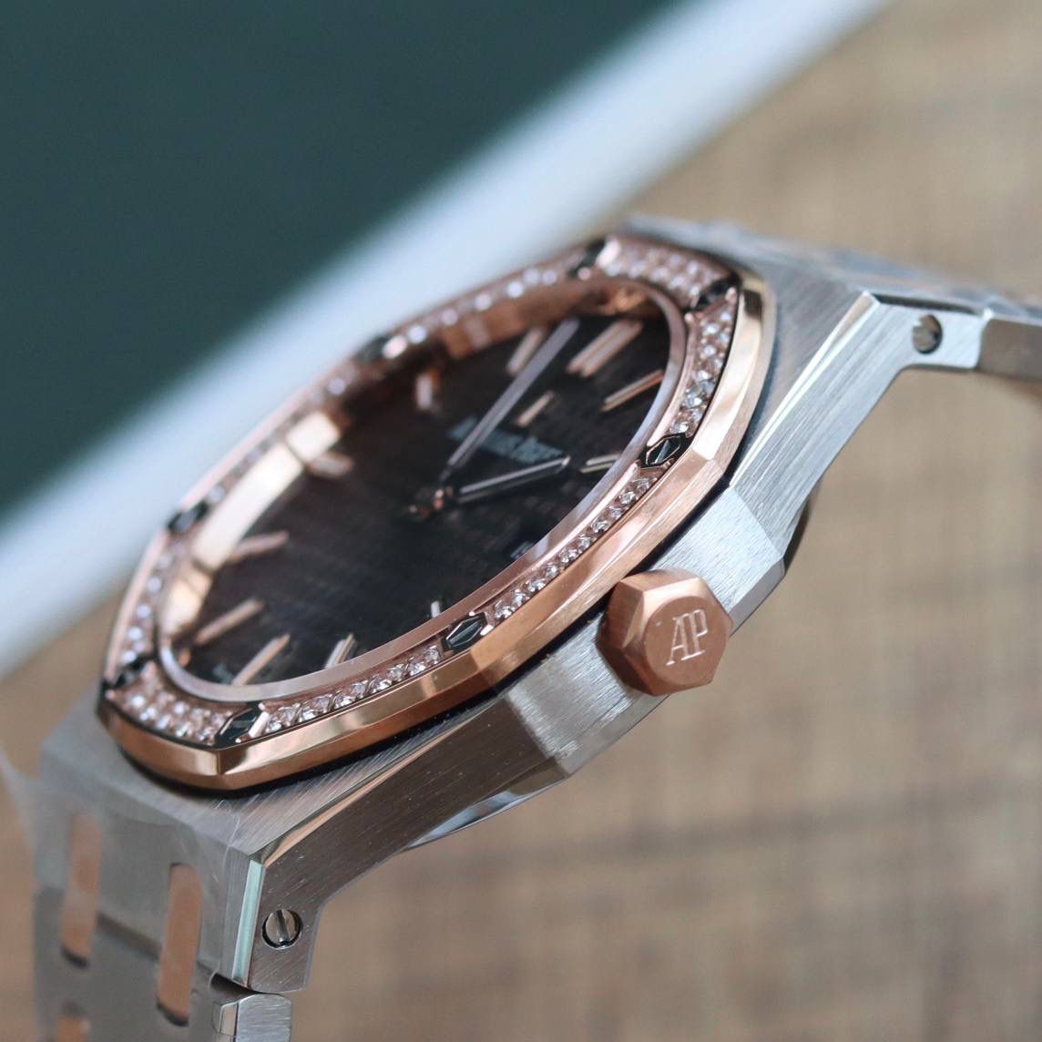 🚀原单AUDEMARS PIGUET爱彼 皇家橡树系列67女士石英腕表 独家原版拆解开模 所有配件均可原版互换使用，搭载原装瑞士F04111石英机芯。走时精准！全程CNC打磨，多次校对调整版型，棱角分明。表壳直径33MM,多边形状表圈与表壳精密相合，表圈以六边形螺丝栓固定在表壳上（圈口镶嵌精美施华洛世奇钻，璀璨夺目）表带链节精致规整，链节经过上百次细致的打磨处理，呈现出完美的纹理。折叠式表扣开合简单，佩戴方便。腕表表耳处呈弯折状，可以保证腕表与腕部更加贴合。表盘镌刻“Grande Tapisserie”大方格纹装饰，搭配荧光立体时标和皇家橡树指针，宽大的指针和时标让读时简单清晰。三点位置日期显示窗口，以阿拉伯数字显示。腕表为密闭表底，表底上镌刻皇家橡树系列的英文名称“Royal Oak”字样✨🔥