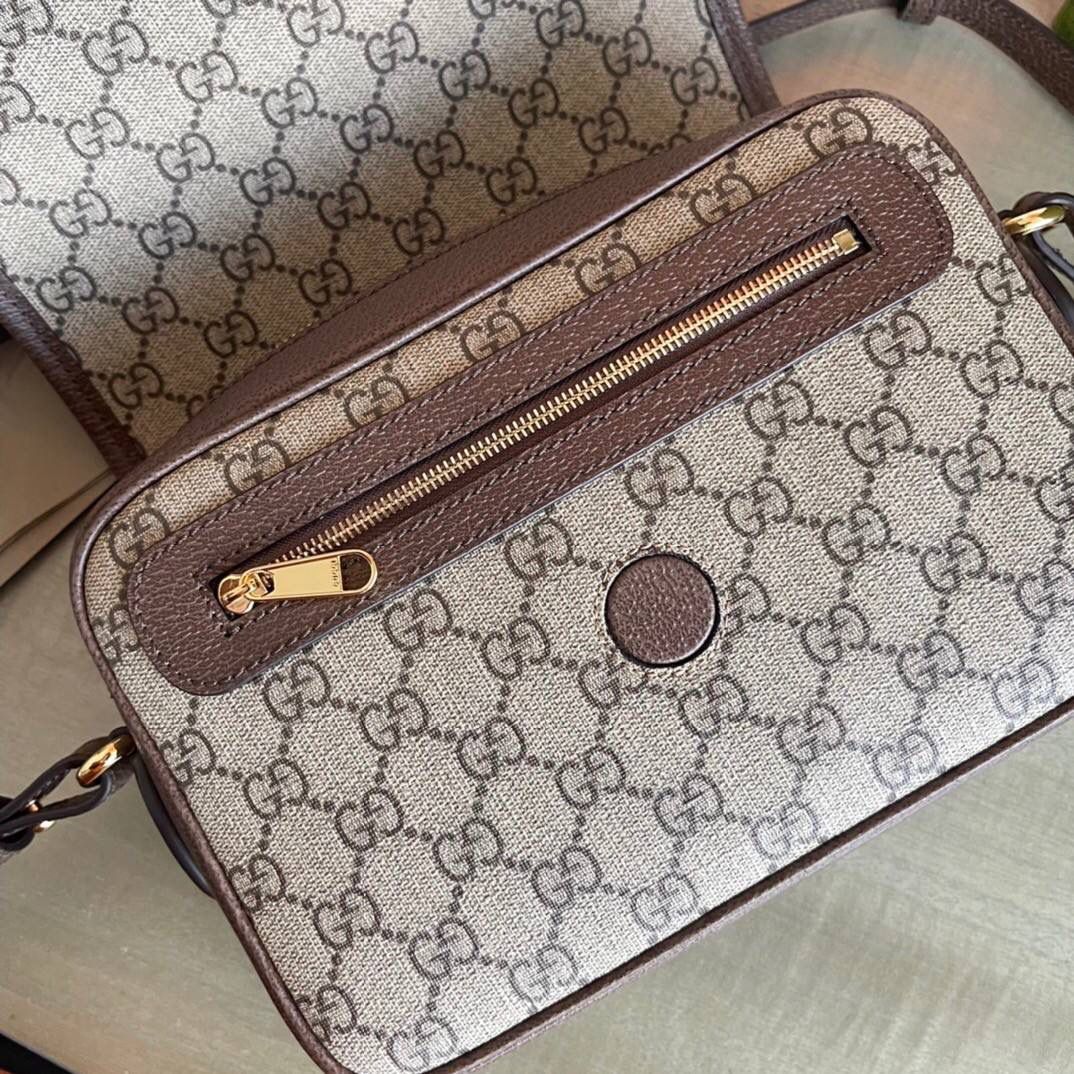 独家特级正品 🔥 ophidia系列 型号：722117 尺寸：23*17*7具一格的全新方式焕新演绎。金属孔眼和铆钉设计不仅是对传统造型的诠释，更不禁让人想起朋克风格，令典藏款型呈现别具一格的魅力风尚。这款小号肩带包采用品牌标志性的米色和乌木色传统配色gg supreme帆布制成，塑就俏皮的对比感🎀🤟🏻