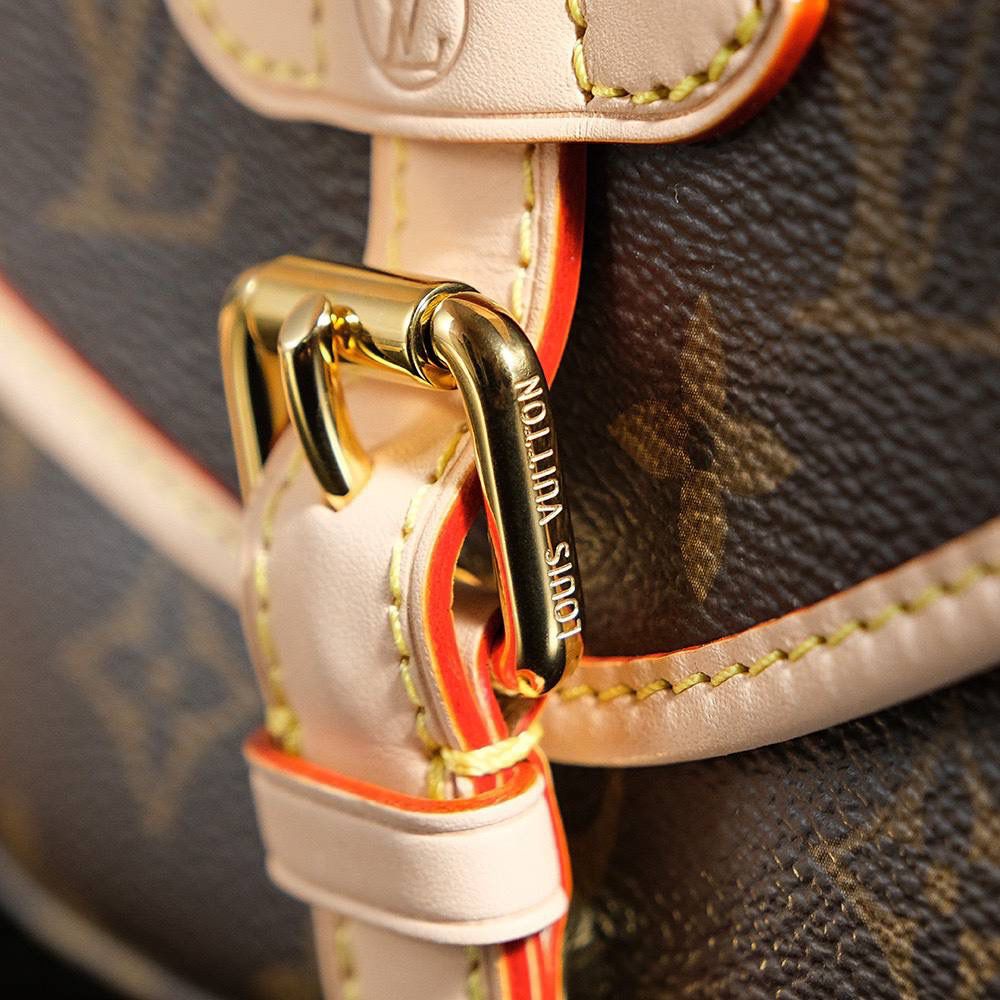 𝐒𝐀𝐔𝐌𝐔𝐑 𝐁𝐁 双子星系列🎀 ❐ 尺寸:20*16*7.5cm ❐ 𝑺𝑨𝑼𝑴𝑼𝑹 𝑩𝑩系列，已成为“必入包王款” 经典的老花配色，简约复古、双子星本身的气场就自带氛围、上身的颜值视觉更是出乎意料的高级！🤩✨ 习惯性解放双手，肩带既可灵活调节，容纳量更是感人！一包多种背法，不分任何季节的百搭！ 相信我，这款必冲，至今为止一直在溢价的王牌大爆款！👜🔥