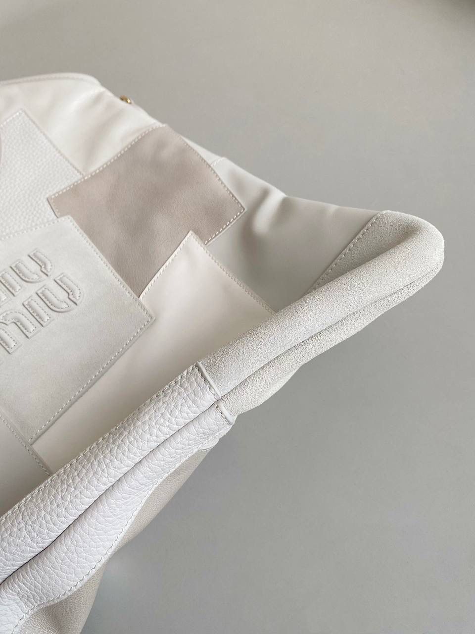 🈶拼接白 𝗠𝗶𝘂𝗠𝗶𝘂托特，大爆款 白色拼皮简直就是甜酷代名词！ 简约精致的设计真的好耐看 不同色系拼接有点流浪感又透着高级 色彩搭配温暖而富有层次，加上轻微的做旧 New vintage风的质感，很特别 整体造型非常慵懒惬意，保证了舒适性和实用性的同时还兼顾了美观性 时尚，非它莫属了！ 35×40cm #F0110m