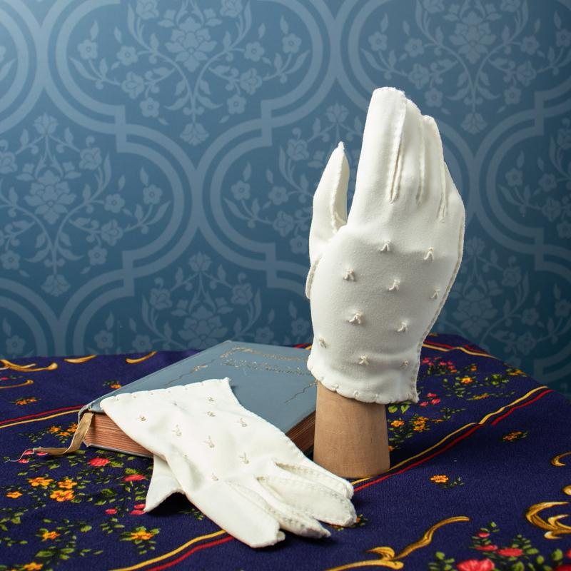 Vintage Embroidered Wrist-Length White Fabric Day Gloves (MT331)