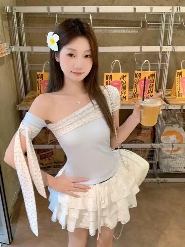 TP377蔚蓝碎花斜肩上衣