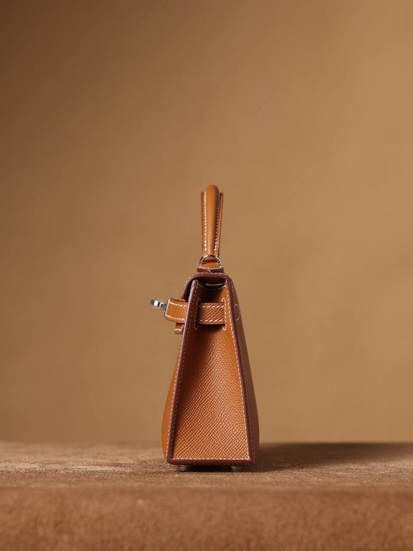 HERMES 爱马仕 Mini Kelly 二代👜✨ Mini Kelly 二代 金棕银扣 高清实拍图 尺寸：19*12*6cm Hermès爱马仕是世界著名的奢侈品品牌，1837年由Thierry Hermès创立于法国巴黎。 爱马仕早年以制造高级马具起家，迄今已有180年的悠久历史。 其整个品牌从整体到细节以及专卖店，都弥漫着浓郁的以马文化为中心的深厚底蕴🎀