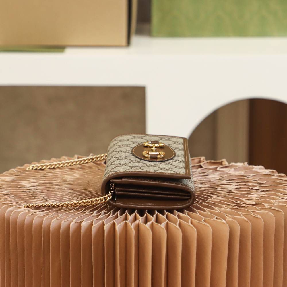 𝐇𝐨𝐫𝐬𝐞𝐛𝐢𝐭 𝐖𝐨𝐜 #621888# 全铜五金原厂皮 ☑️尺寸：19*10*3𝙘𝙢 这是一款复古又休闲的百变王牌 一包多用法 绝绝子 零钱包👛 手包👜 斜挎包 全部满足你日常使用！ 小包可以随时变成钱包多变用法， 轻松容纳手机plus/银行卡 内设分层结构 使用更方便，还有小镜子🪞搭配 随时满足你补妆的需求！ 颜值率也是爆棚的那种，超级好看！ 喜欢这种小包的小姐妹，赶紧安排起来🌟