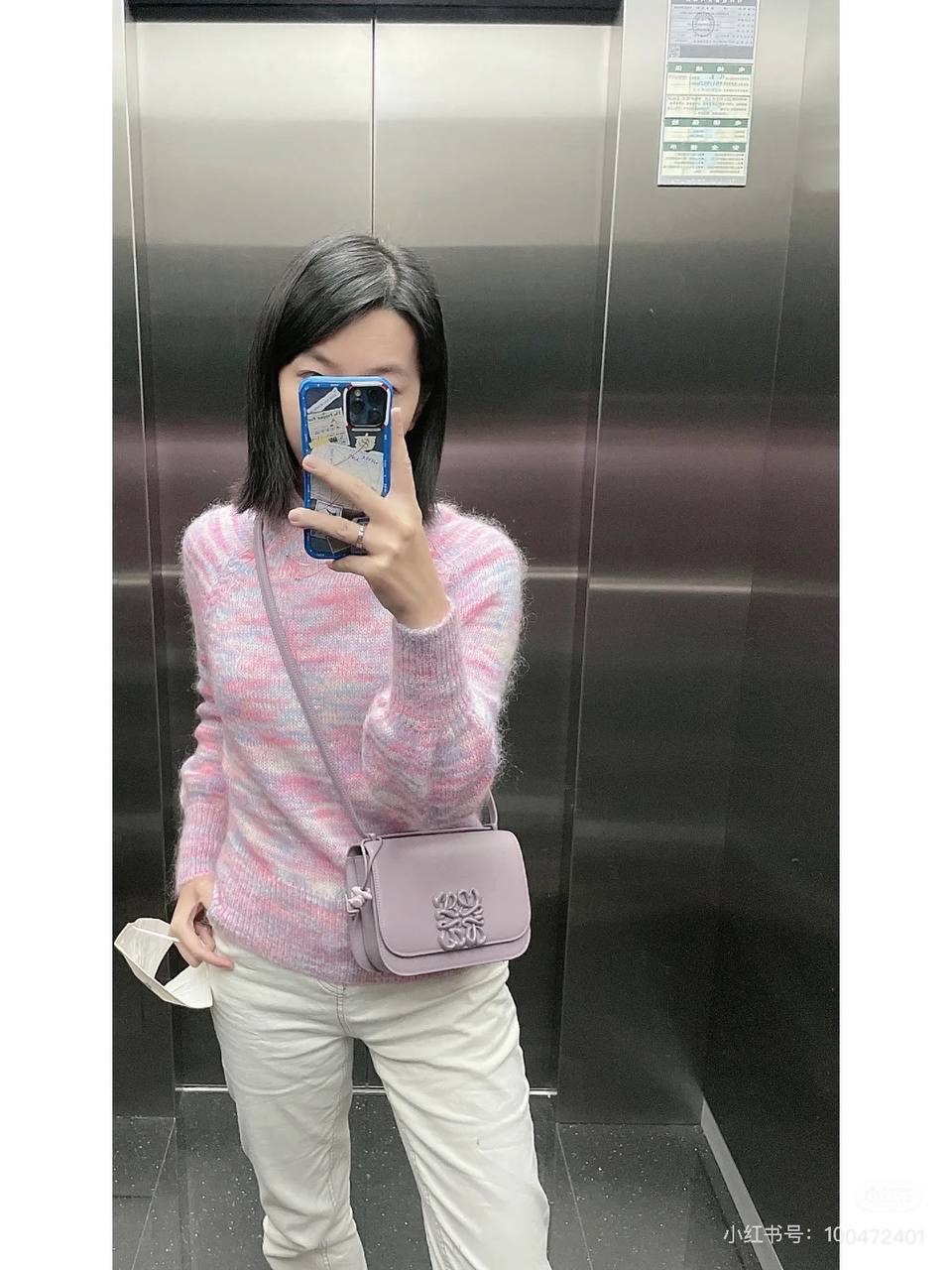 🎈单色釉𝘎𝘰𝘺𝘢*缎面皮 —【藕粉紫釉到货✅】 尺寸：𝟏𝟗-𝟔-𝟏𝟑.𝟓𝐜𝐦 编码：262123 【配全套礼盒】 ✅汲取古代单色釉瓷器色彩灵感，全新打造𝘓𝘰𝘸𝘦*单色釉系列。该款采用缎面丝绸牛皮搭配内里纳帕羊皮，手感丝滑细腻。正面立体膨胀𝘈𝘯𝘨𝘳𝘢𝘮 𝘓𝘰𝘨𝘰设计搭配陶瓷小兔子挂饰，堪称时尚界的艺术品。 ✅磁扣开合，内部3个隔层设计，以及按扣和背面小侧袋，收纳方便➕安全感满分，能装，好搭。