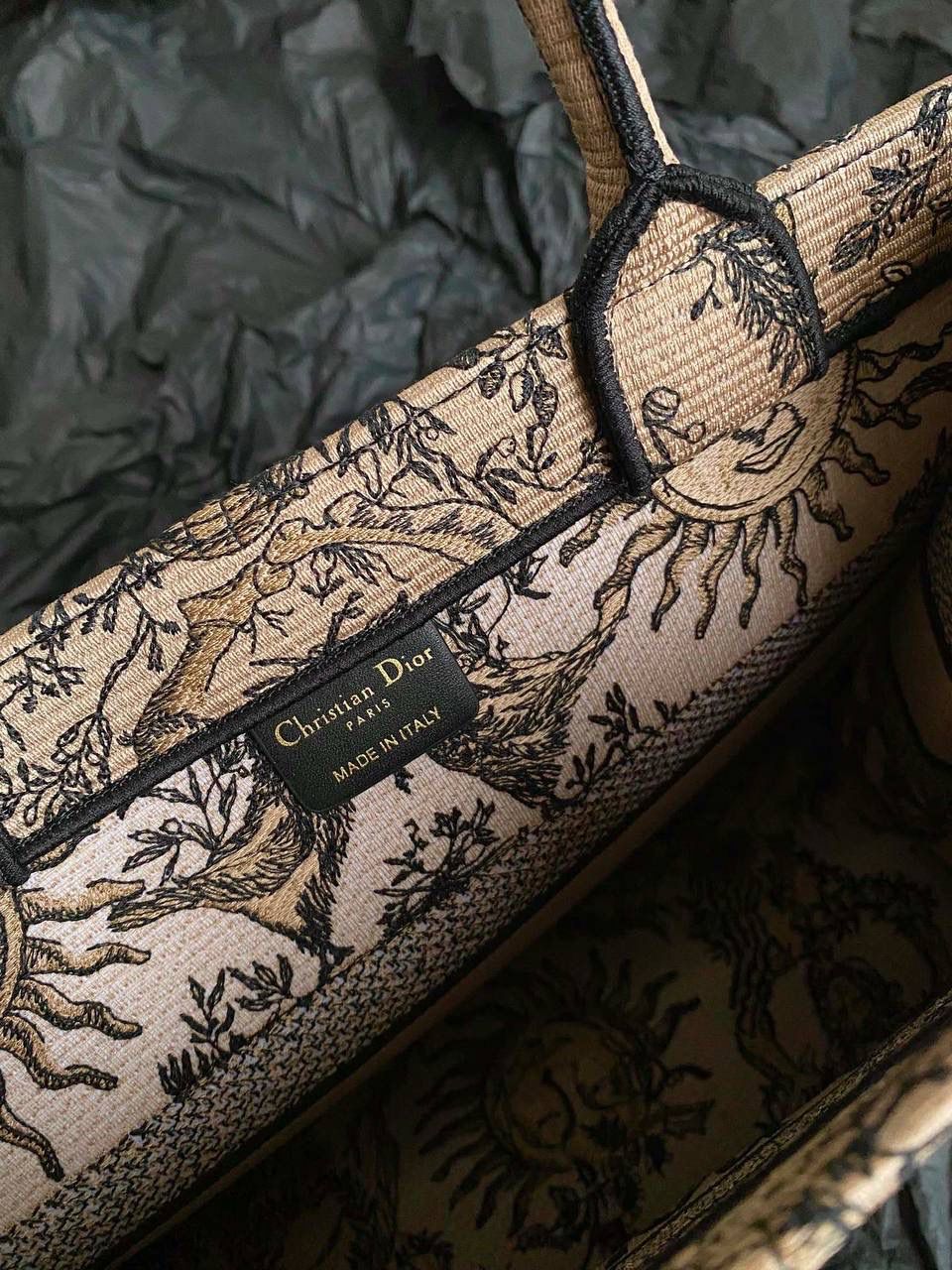 🈶咖杏中号 𝗖𝗗 𝗕𝗼𝗼𝗸 𝗧𝗼𝘁𝗲 24太阳神阳光茹伊 它有代表春天的玫瑰 夏天的麦穗，秋天的枫叶 以及冬日的枝干🍂💕 整个太阳也是关于守护的象征 寓意是非常美好的，浪漫且神秘 那种高定视觉，沦陷了！！ 行走在街头很是时髦✨ 36×27×16cm