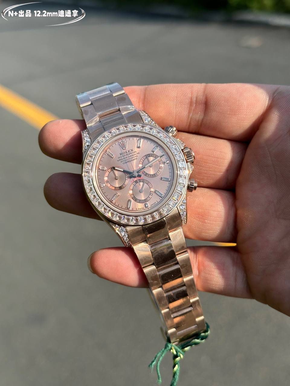 宇宙计型迪通拿！镶嵌钻圈超A壳套7750机最新版厚度仅12.2mm到货‼️ C厂开模一比一完美复刻！！！ 迪通拿尺寸:40mm×新12.2mm/老12.4mm 功能:时、分、秒、计时显示 机芯:7750一体机/改顺调机芯。 动力储存:72小时 镜面:超级水晶天然蓝宝石 字面:原版定制面版，高品质 材质:904L精钢表壳，原版一致快拆头粒，非小厂货一体普通表壳 表带:AR厂钢带，品质保证 圈口:采用进口莫桑钻镶嵌 防水:100米