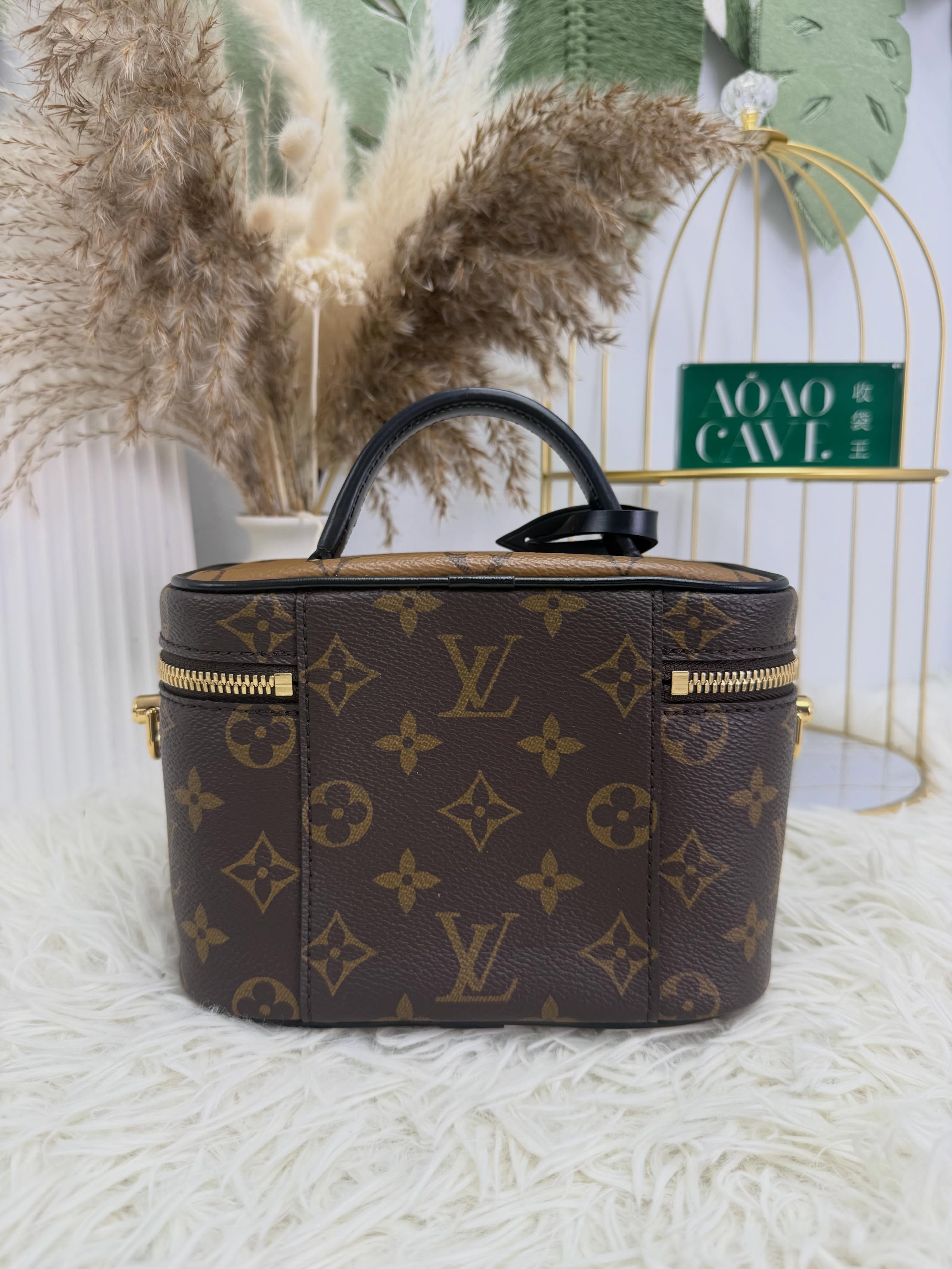 Lv👜 PRE OWNED 🛍️ 化妝包 有鏈條 晶片款 有單全套🤎  18.5*10*12cm  配件: 塵袋，晶片款 ，2021年單，鏈條，盒 💰優惠價 $11980 98%new  #收袋王  喜歡的話快點pm/whatsapp 我們💓 銷售熱線51111 321（whatsapp)  我們服務包括有：手袋飾物回收、手袋置換(一換一、一換多也可以） 、專業手袋鑑證、專業手袋護理  購買方法 🏢親臨門市 荃灣南豐中心15樓1521室（荃灣地鐵站a出口1分鐘到）敬請預約 ❤️只賣正品正貨，任驗💓🫰🏻 ❤️‍🔥本店為香港註冊公司絕對真貨，信心保證👍🏻 🫰🏻本店設有鑑證服務，有駐場鑑證師  ✨歡迎追蹤我哋各個平台緊貼最新優惠x貨品🔥😍 👇🏻👇🏻👇🏻👇🏻👇🏻👇🏻👇🏻👇🏻  ⭐️Instagram: aoaocave  🌈Facebook: aoaocave收袋王  🔥Carousell: acluxuryhk  👆🏻👆🏻👆🏻👆🏻👆🏻👆🏻👆🏻👆🏻  ___________________________  Disclaimer🫰🏻All trademarks and copyrights are reserved to the original brand holders. @AOAOCAVE sells only authentic goods and is not affiliated with any of the brands mentioned.  @AOAOCAVE 跟任何品牌無關，而且沒有持有任何品牌資版權，亦沒有與任何品牌合作。所有商標及版權歸屬於品牌坊所有，帖子只作分享用途。  #aoaocave #手袋回收 #名牌買賣