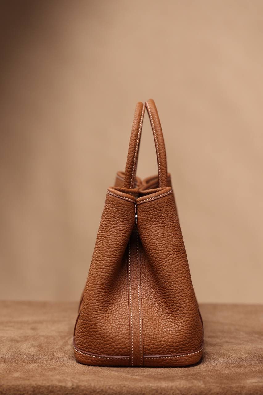 Hermes 爱马仕 Garden Party 30 金棕花园包👜✨ 尺寸：30*20*13cm 花园包独家渠道货，独家欧洲原厂皮原厂五金组装ZP尾单货，独一无二的天花板渠道货 面料是采用法国原厂的Togo皮，纹路清晰，颗粒感饱满，手感细腻，扑鼻而来的香味，爱不释手 版型真的是决绝子 喜欢大包的就入手吧 😍🤟🏻