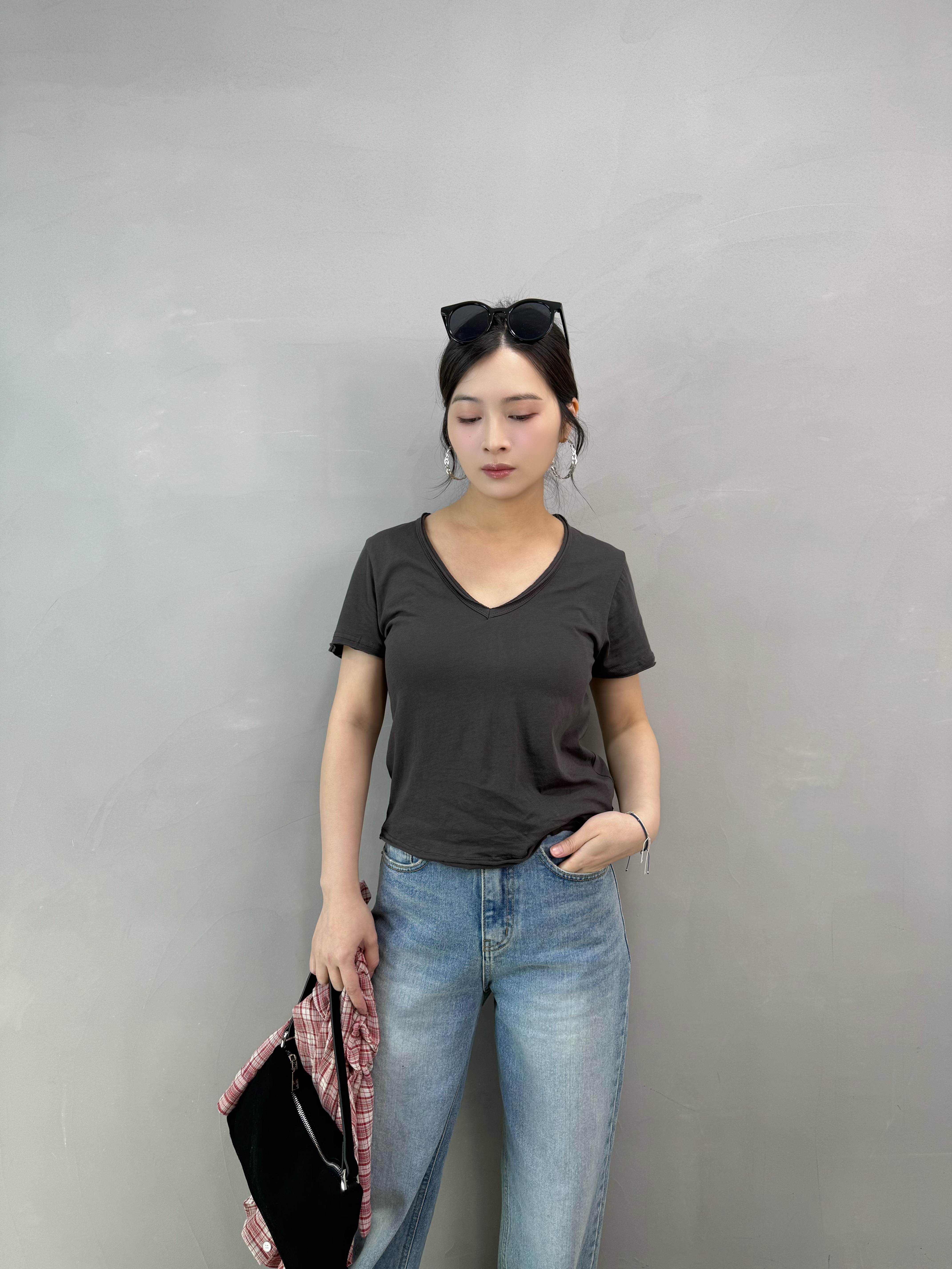 A09 剪邊V領Tee
