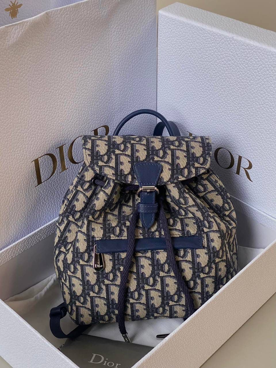 🈶老花蓝 𝗗𝗜𝗢𝗥 𝗕𝗮𝗯𝘆 𝗺𝗶𝗻𝗶双肩包 这么乖巧的超迷你尺寸，谁不迷糊啊！ 简直太太太可爱了，小小一只萌翻 俏皮的少女感非常减龄，又奶又显乖巧 大人小孩一起用啊！出门赚足眼球了！！ 手机是完全能装下的，日常用刚刚好 也很适合出游的时候背，轻便解放双方 可以毫不犹豫的首选，颜值实用并存 18×19.5×10.5cm #6616m