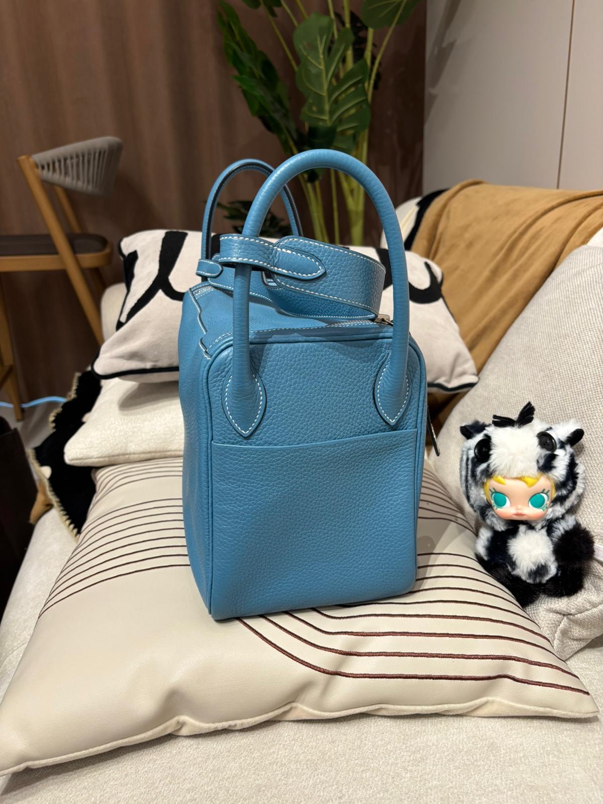 Hermes Lindy 30,BLUE JEAN 牛仔藍 Stamp T 100%Authentic ,98%new  ✅dust bag✅rain coat✅box 