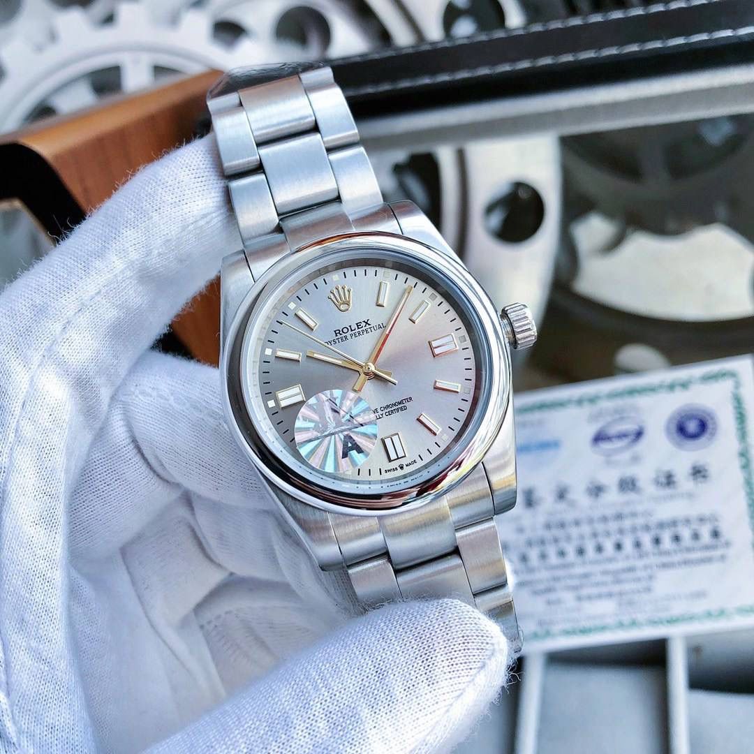 💎新一代蚝式恒动型，劳力士呈献新一代蚝式恒动型腕表,推出全新蚝式恒动型41,以及展现鲜艳色彩表盘的蚝式恒动型36表壳及表耳两侧折射出淡雅光泽,令蚝式表壳的优雅轮廓更突出,倍添魅力。表壳由蚝式钢铸造,直径分别为41毫米及36毫米,搭配圆拱形外圈。