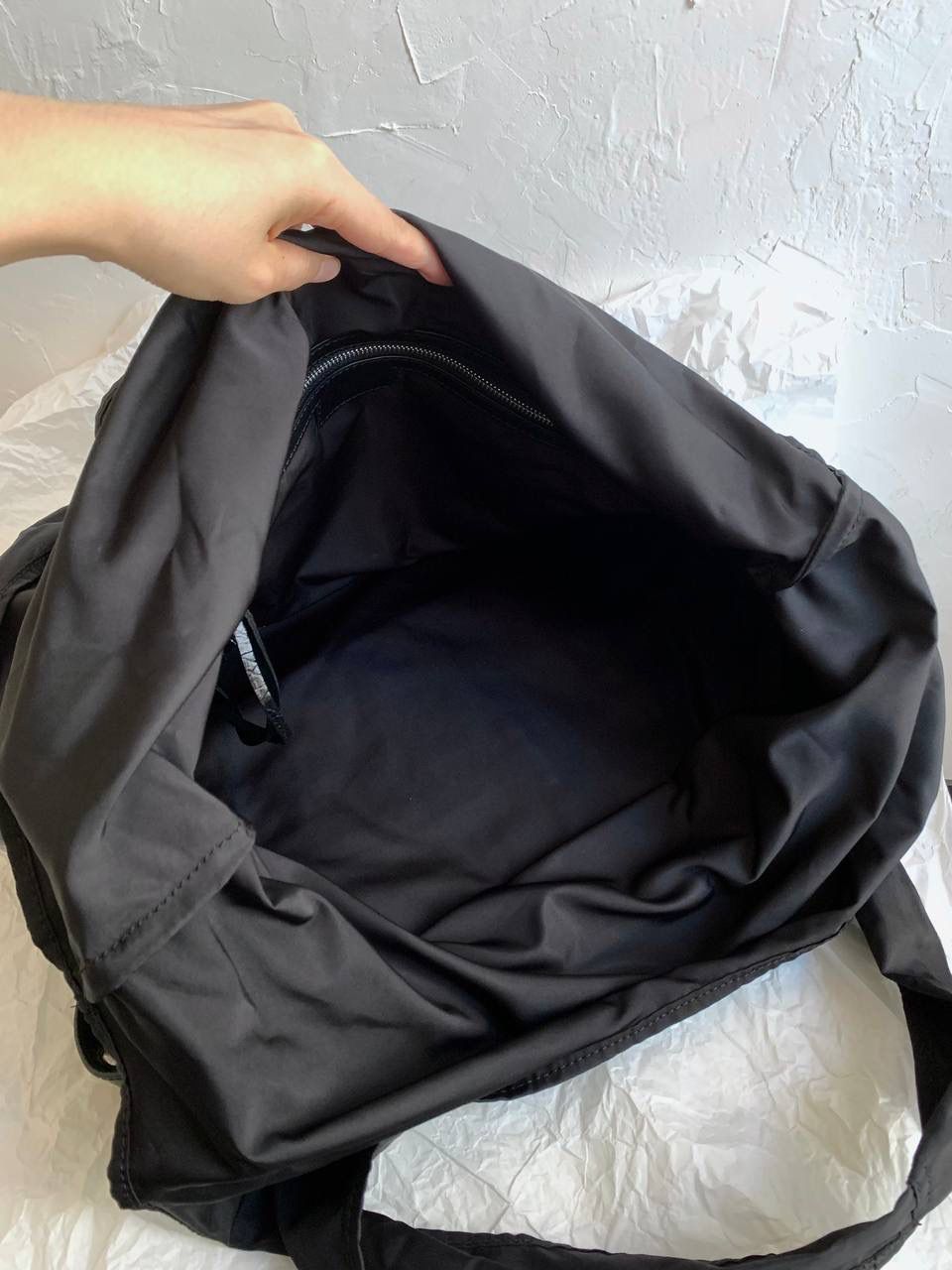 新爆款🔥 ba1enciaga neo cagole xl plus 油蜡黑银🖤 机车包衍生新款，超级好看！ 这只包有三种背法 除了常规的斜挎➕手提 里面还加了一层尼龙布料肩带 直接变成一个大托特！ 14寸的电脑咱说放就放😌 随性松垮的包型，时髦精的tote就它了 机车包最看中的就是整个包的皮料 我们家一直都是安排的原厂皮 皮料一定要软且皱，才做得出zp的慵懒感 46.5×30×13cm791601m