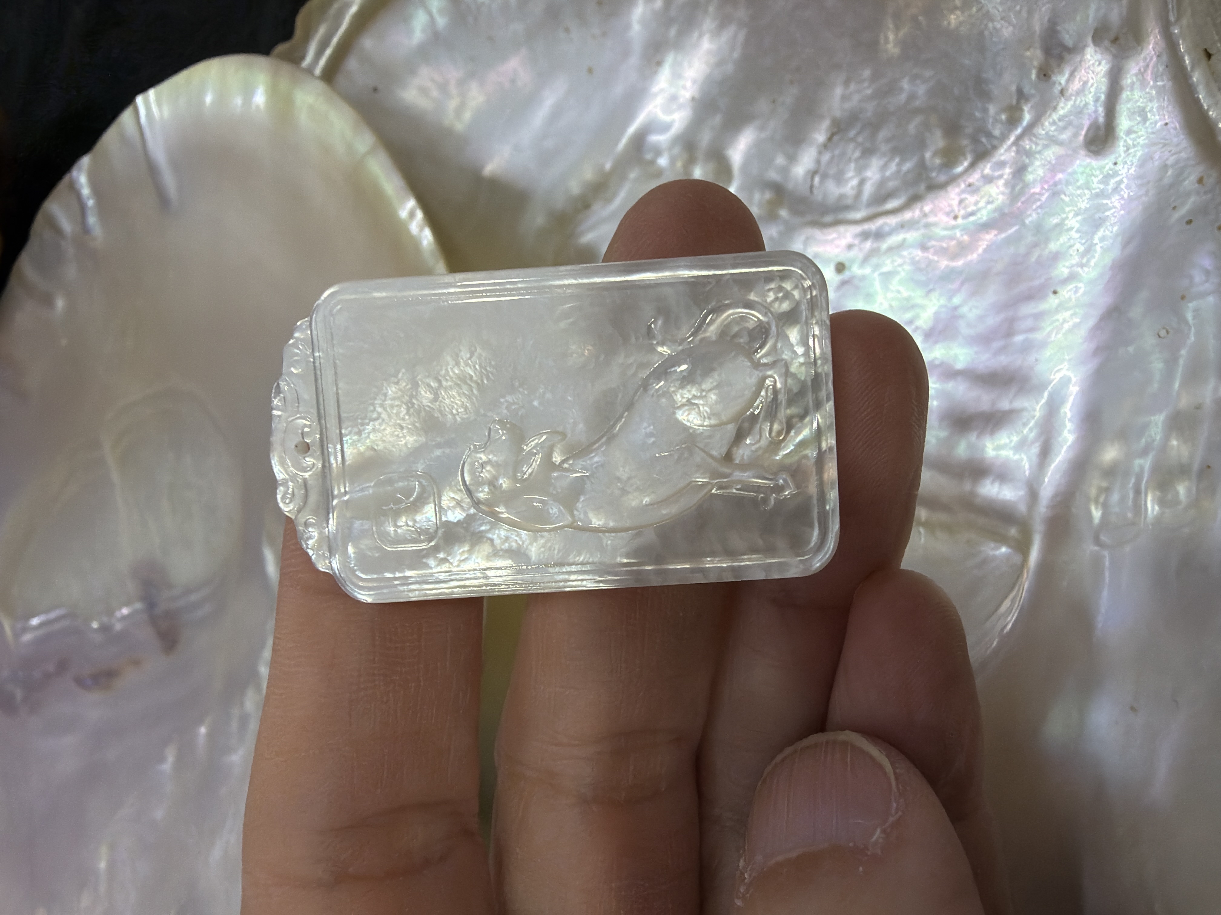 農曆新年巨獻（30%off) 印尼純天然白貝母精雕 #25屬狗守護 阿彌陀佛4*2.3cm（會加持配頸繩）