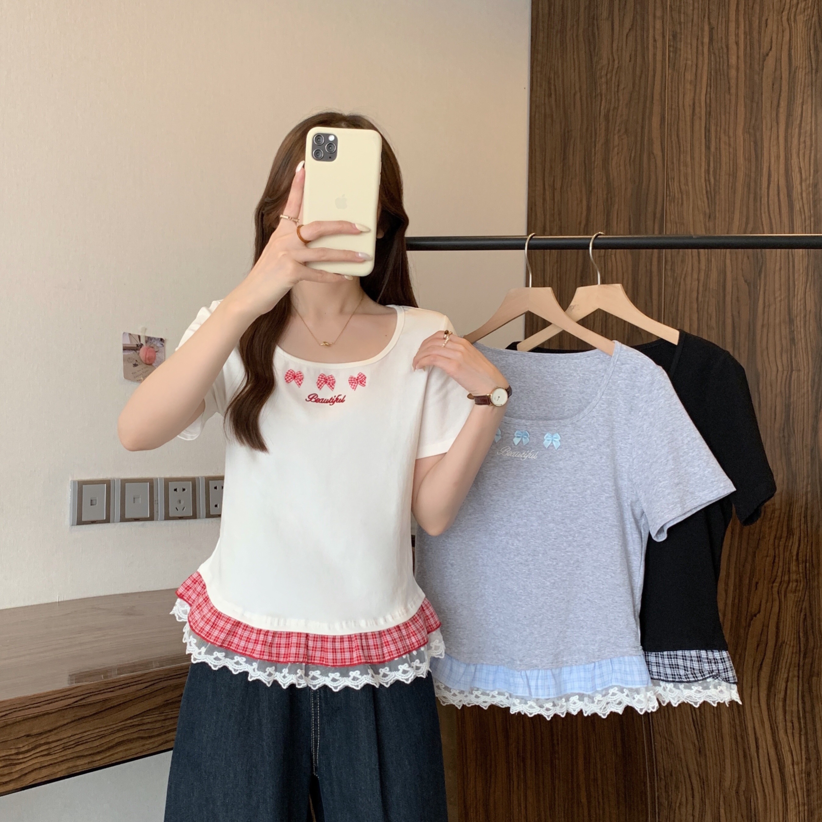 B301(80040) 韩系芭蕾风领边BEAUTIFUL三蝴蝶结下摆格纹荷叶蕾丝3色上衣