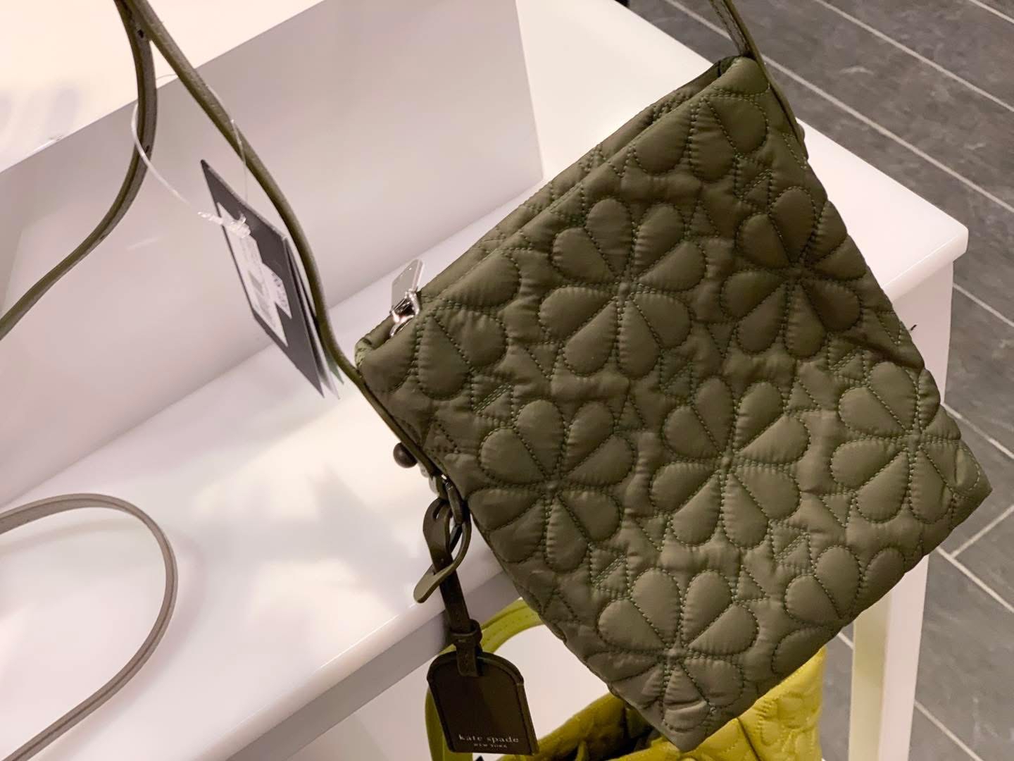 ✈️🇺🇸🇨🇦Kate Spade 四葉草🍀圖案輕巧嘅小袋現貨🤩🤩