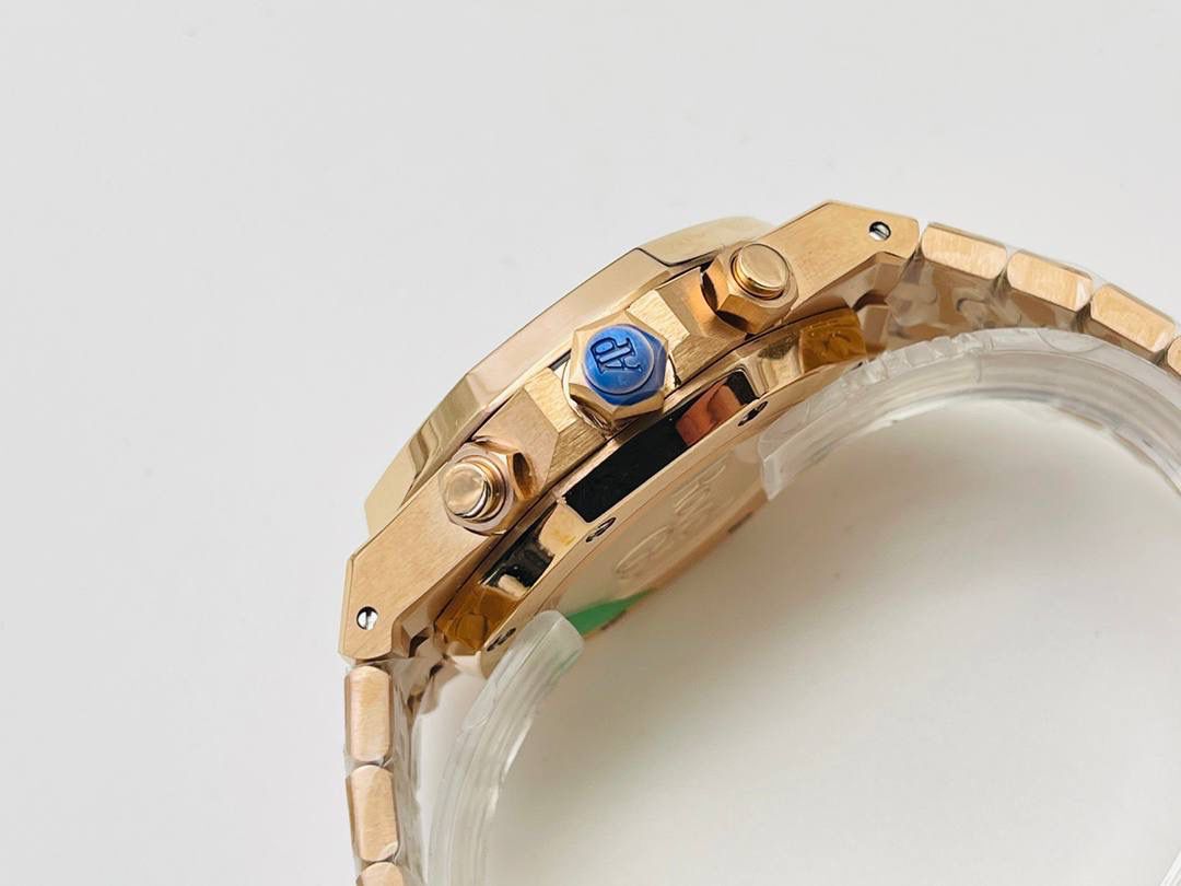 AP爱.彼皇家橡树系列26331OR多功能计时机械腕表41MM！ 1⃣️【机芯】7750改原装机芯 6字位小秒 功能与原装一致！ 2⃣️【表镜】表镜选用进口蓝宝石玻璃镜面！ 3⃣️【表壳】采用进口316精钢表壳，表壳通过拉丝和部分抛光打磨处理之后，忽明忽暗展现出精致而硬气的独特气质！ 4⃣️【头粒】头粒设计与专柜一致可以微调 佩戴更佳贴手舒适 经过多道工序的打磨和磨砂处理，终把AP特有的八角型表圈表达出棱角分明的线条！ 5⃣️【表盘】超强夜光显示，可以在任何环境下读取时间！