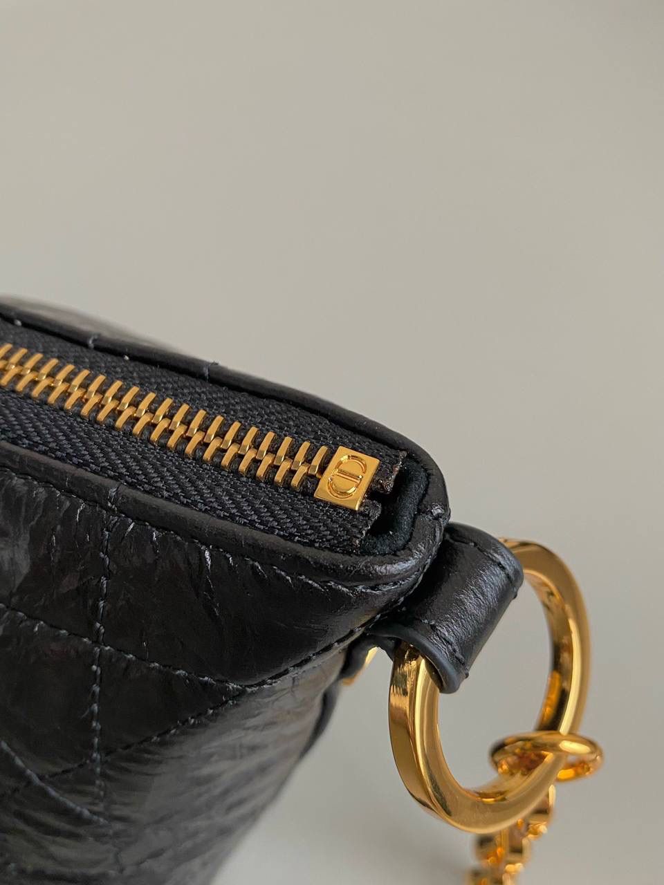 🈶油蜡黑（腋下包） 𝗗𝗜𝗢𝗥 𝘀𝘁𝗮𝗿 幸运星⭐饭盒包 又一重磅推荐了！近几年的饭盒包大火！ 各个品牌都有推出过，简直谁用谁可爱啊 爆裂纹油蜡皮材质，有光泽且柔软 日常通勤，出差当化妆包也是非常可以 微调后的饭盒包有着幸运寓意的星星拉牌 还有可以调节的链条肩带可以腋下背🌟🤟🏻🔥 28.5×14.5×10cm #6803m