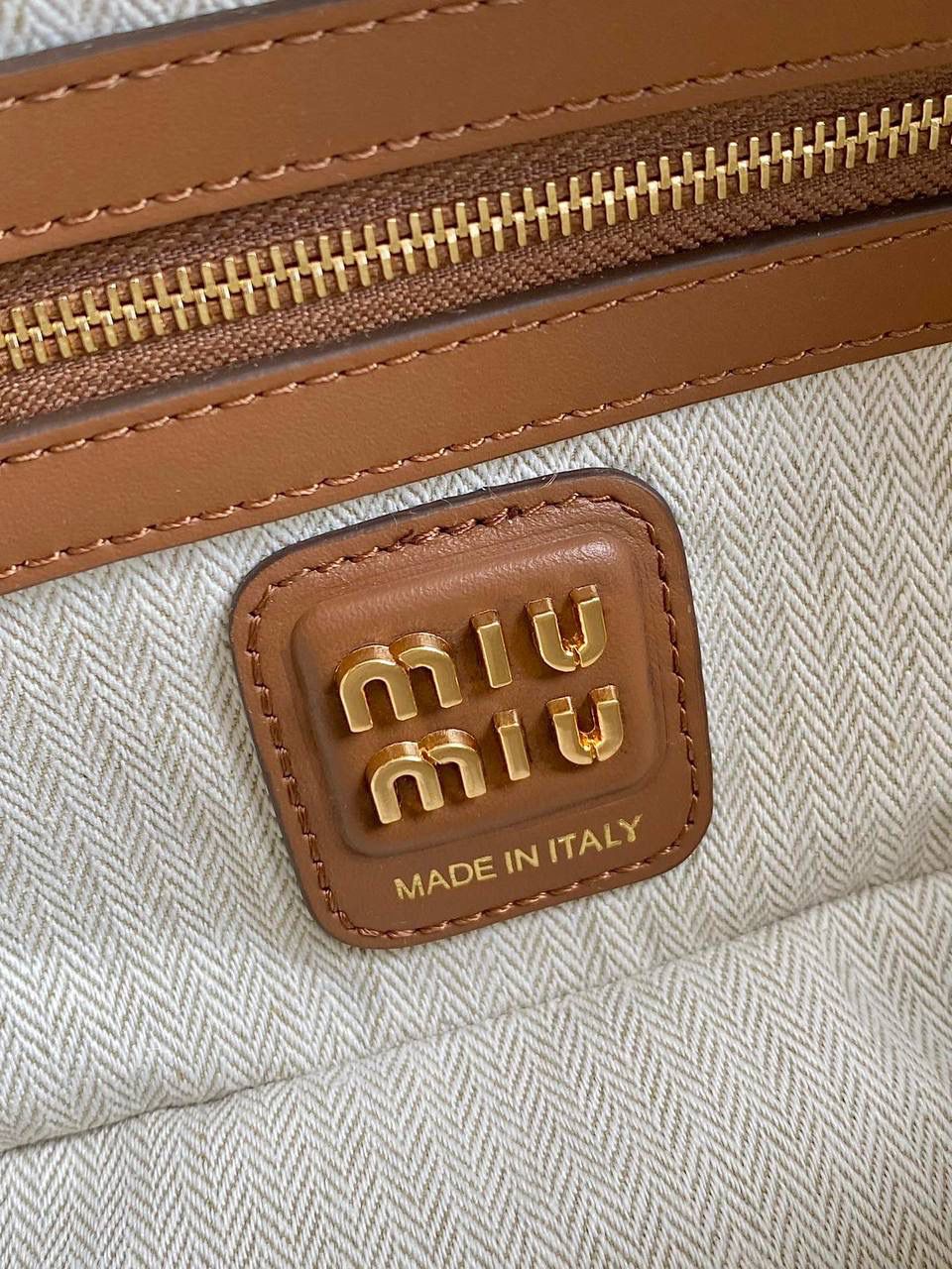 🈶拼接色 𝗠𝗶𝘂𝗠𝗶𝘂相机包，大爆款 这只大火啊！超有腔调的一款 简约精致的设计真的好耐看 不同色系拼接有点流浪感又透着高级 色彩搭配温暖而富有层次 把美拉德复古风拿捏的很到位 整体造型非常慵懒有个性，保证了舒适性和实用性的同时还兼顾了美观性 时尚，非它莫属了！ 24×11.5×7cm #F0015m