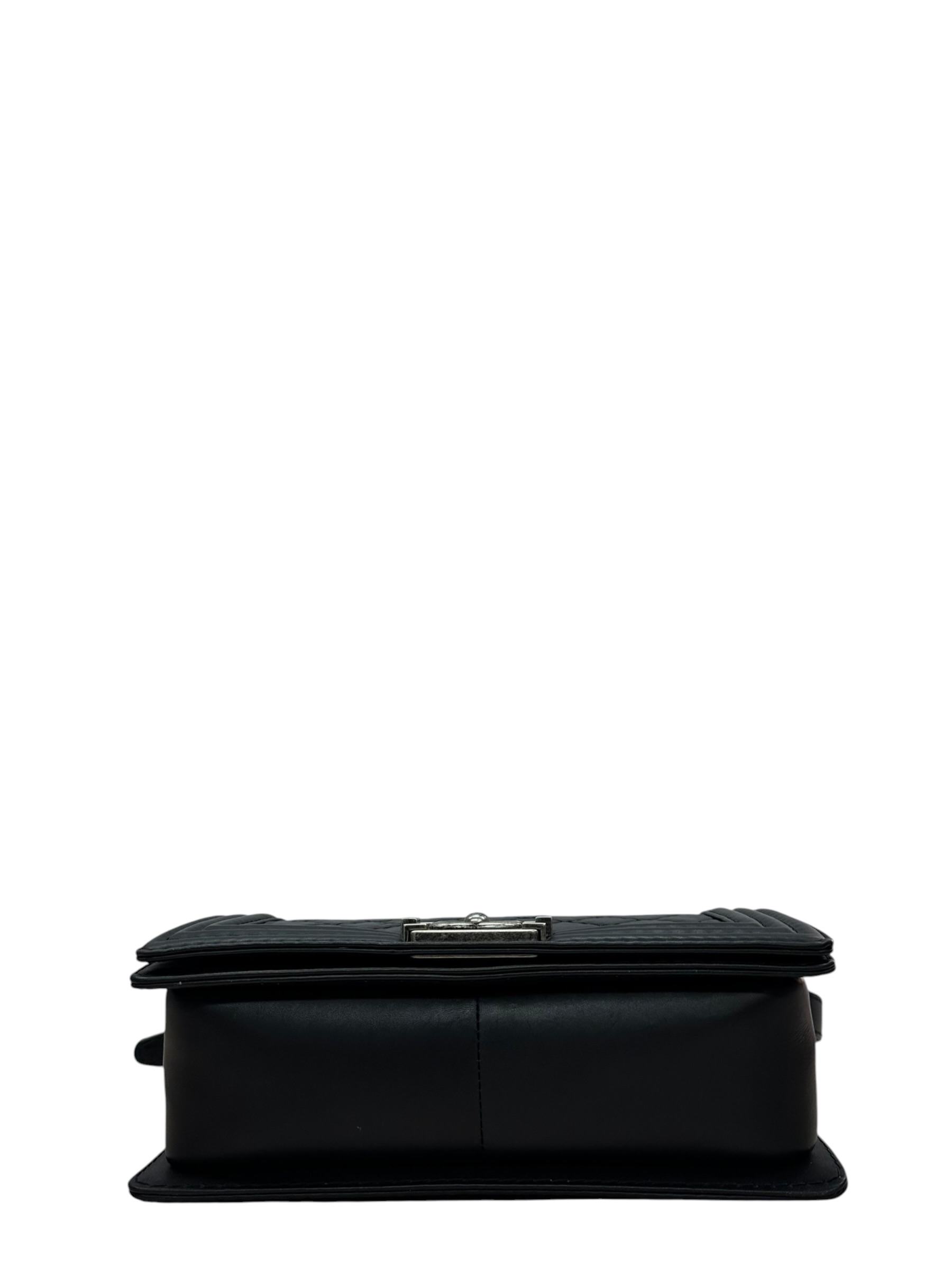 Pre-owned Chanel Boy 25 Handbag Calfskin / Product Code: 082102