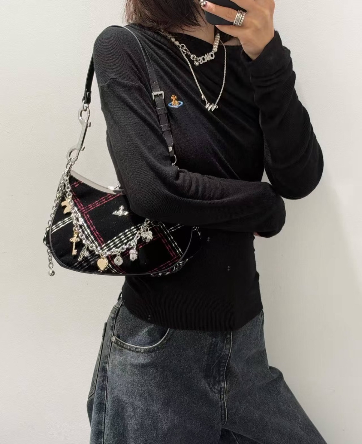 限時優惠💖新款🆕訂貨🍒Westwood 啪扣velvet shoulder bag  袋上掛飾可除! Size 22x17x7cm