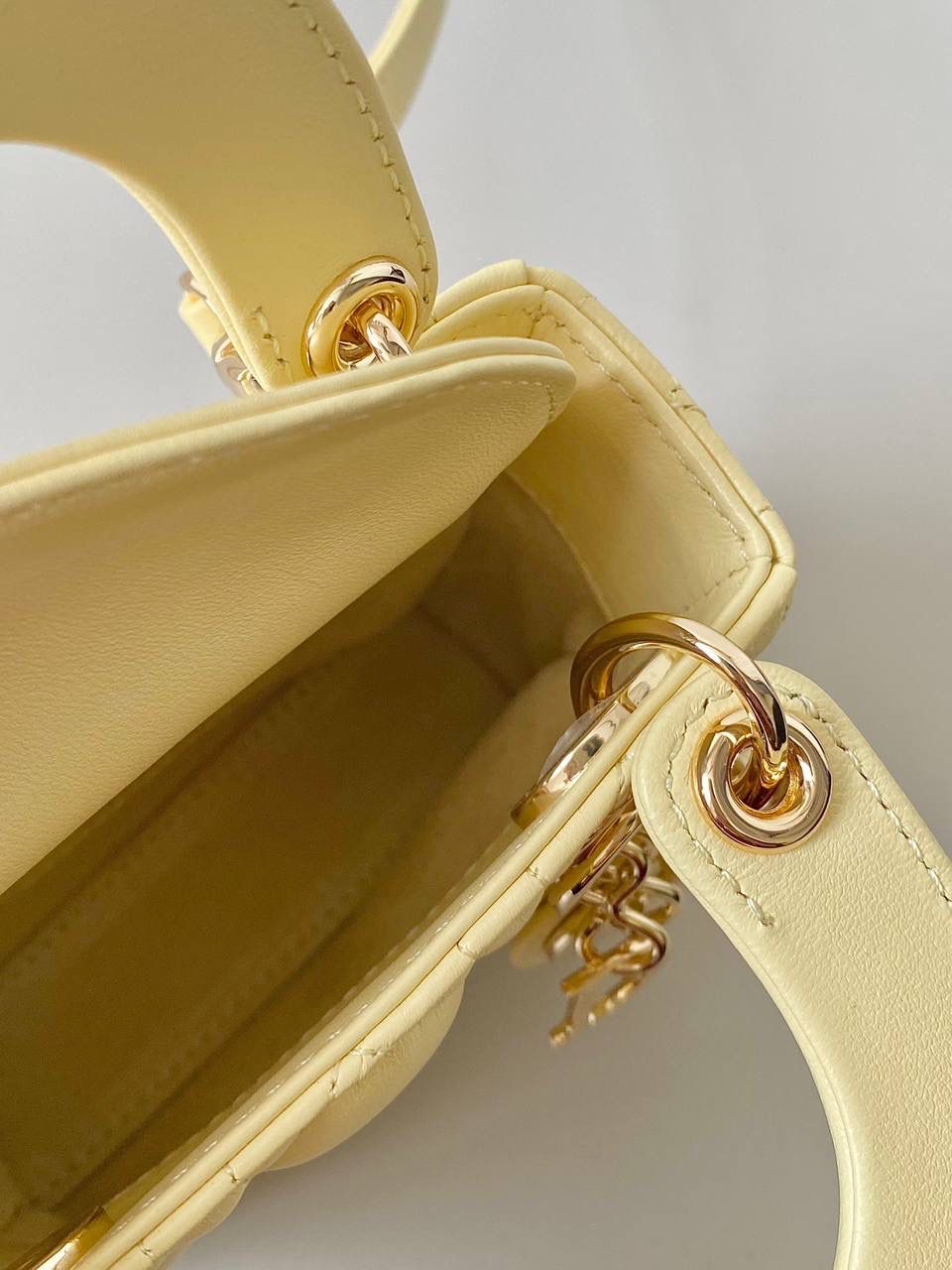 🈶羊皮小鸡黄 𝗗𝗜𝗢𝗥 𝗺𝗶𝗰𝗿𝗼 𝗹𝗮𝗱𝘆 𝗯𝗮𝗴 火爆全网的最新超mini系列 天阿噜！小小只，简直太太太太可爱了！ 精致到巴掌大小，无敌治愈我这颗少女的心啊！！ size：12×10×5cm