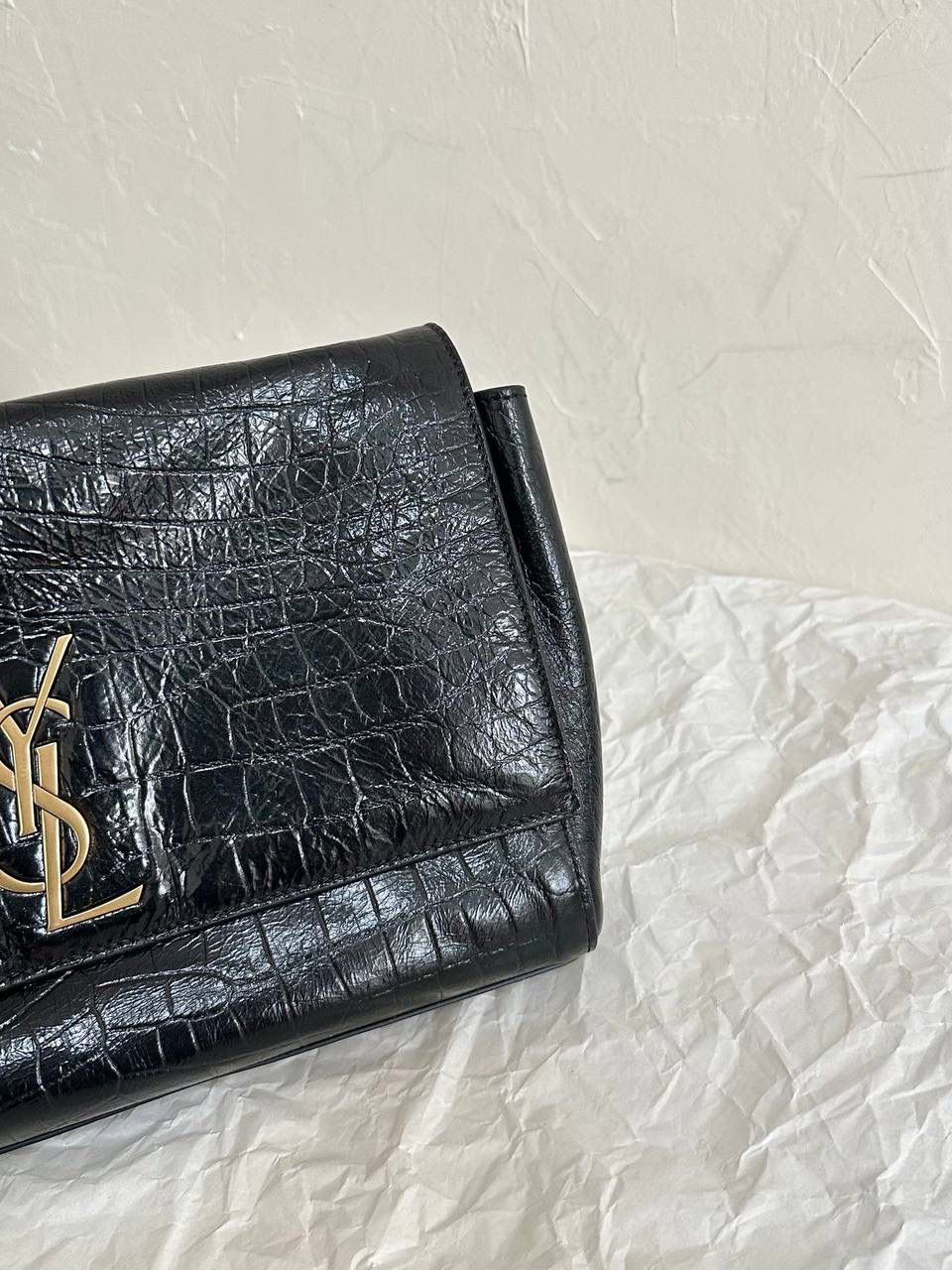 经典王🔥 ys1 kate双面鳄鱼纹/麂皮棕中号🐻 我个人很喜欢的一只ys1 一只包有两种风格(双面能用) 春夏用牛皮面，秋冬用麂皮面 有没有和我一样不喜欢定型包的姐妹 就喜欢这只双面kate软piapia的随性感☺️ 容量贼大，自重还轻，爱了爱了～ 28.5×20×6cm553804m