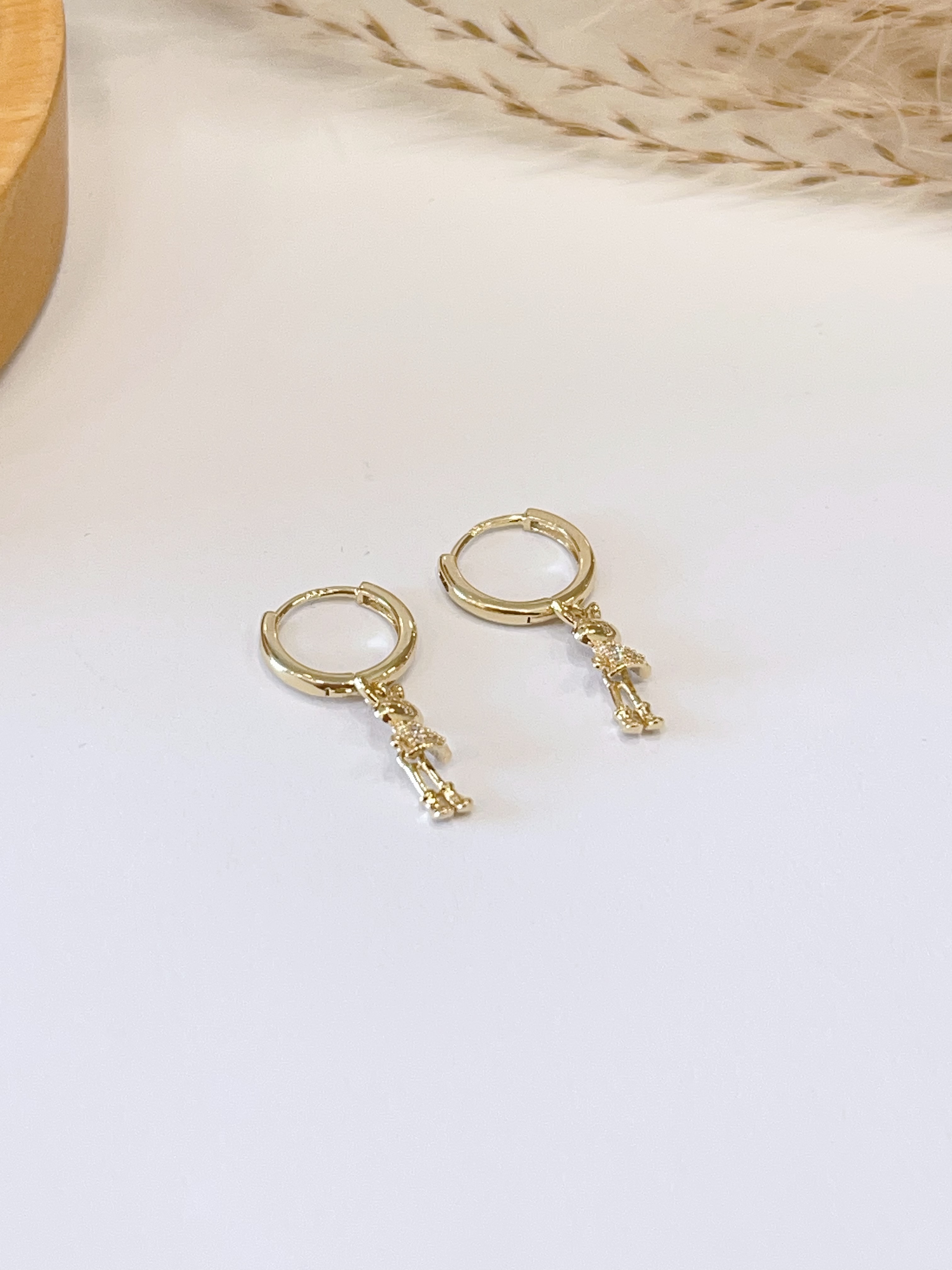 可移动金色小兔子玩偶耳环