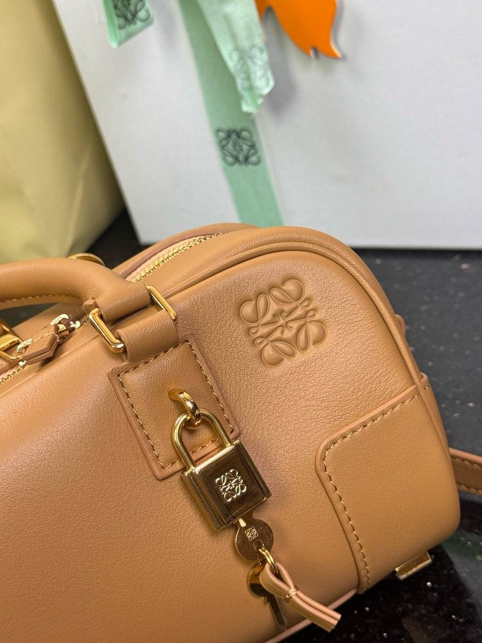 🎈𝗔𝗺𝗮𝘇𝗼𝗻𝗮 23 𝗖𝗿𝗼𝗽𝗽𝗲𝗱保龄球包 ——【杨幂同款‼️独家新品】 尺寸：𝟮𝟯-𝟏𝟏-𝟏𝟎𝗰𝗺 编码：012404 【配全套礼盒】 ❤️采用超柔纳帕小牛皮•延续标志性𝘈𝘮𝘢𝘻𝘰𝘯𝘢标识搭配小挂锁🔒作为新图标•重塑为修长法棍比例。 ❤️外部双拉链设计•搭配可调节可拆卸的长肩带•多样化背法😎容量大•小巧包型为当下时尚之追求。