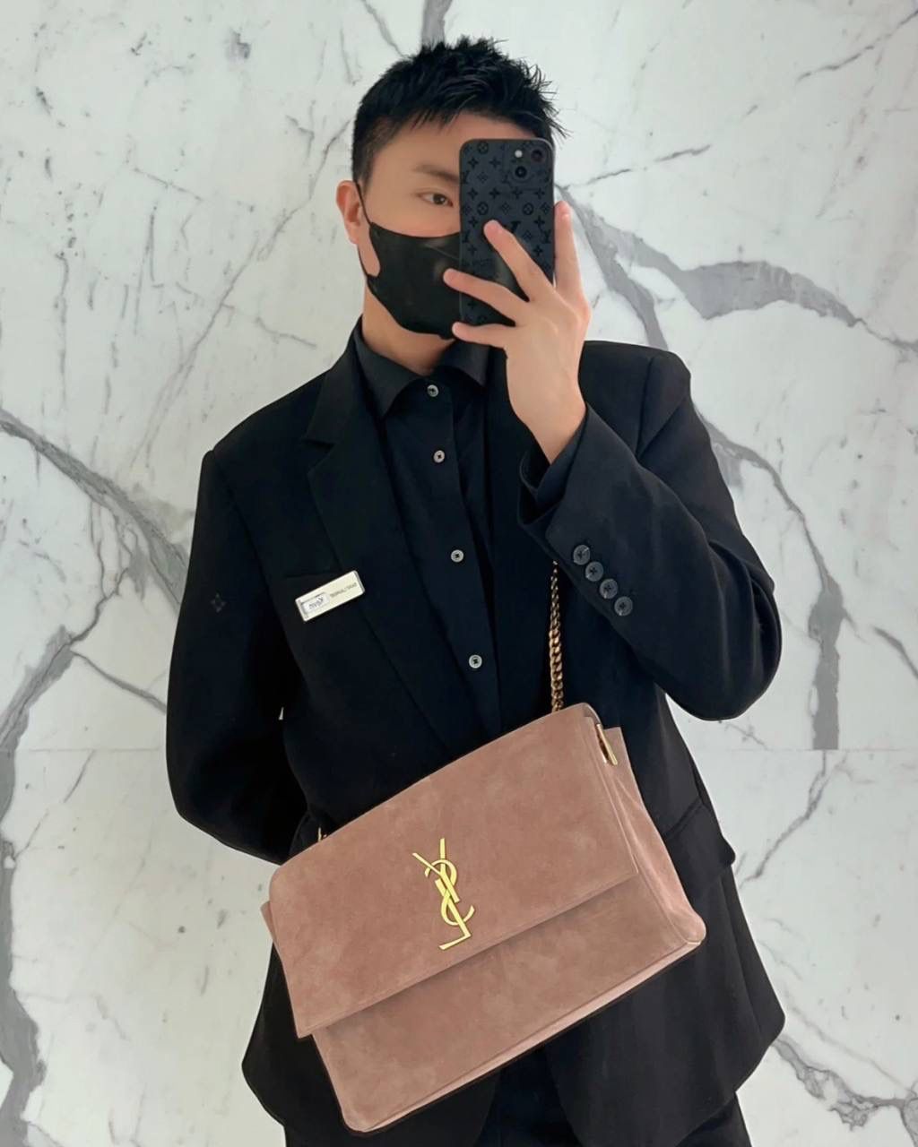 ys1 kate双面平纹粉/麂皮粉 中号👶🏻 我个人很喜欢的一只ys1 一只包有两种风格(双面能用) 春夏用牛皮面，秋冬用麂皮面 有没有和我一样不喜欢定型包的姐妹 就喜欢这只双面kate软piapia的随性感☺️ 容量贼大，自重还轻，爱了爱了～ 28.5×20×6cm553804m