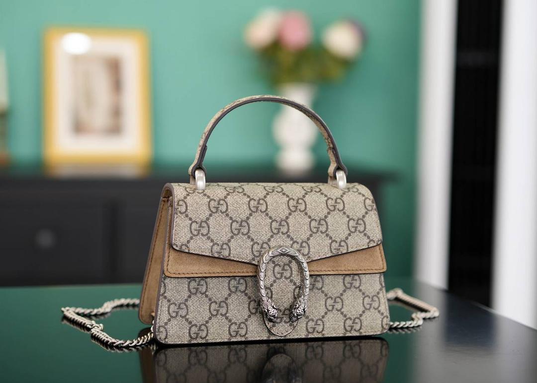 🥯Dionysus系列迷你手提包 卡其18cm 正品售价¥15.000 独家原厂皮发售 限量级别 酒神家族再添小可爱 新款迷你手提酒神，说是小废包吧，其实也还蛮能装的 小小一只，既能手提又能肩背 官方款号 752029 尺寸迷你：18x12x6cm 小号：24.5x15.5x10cm