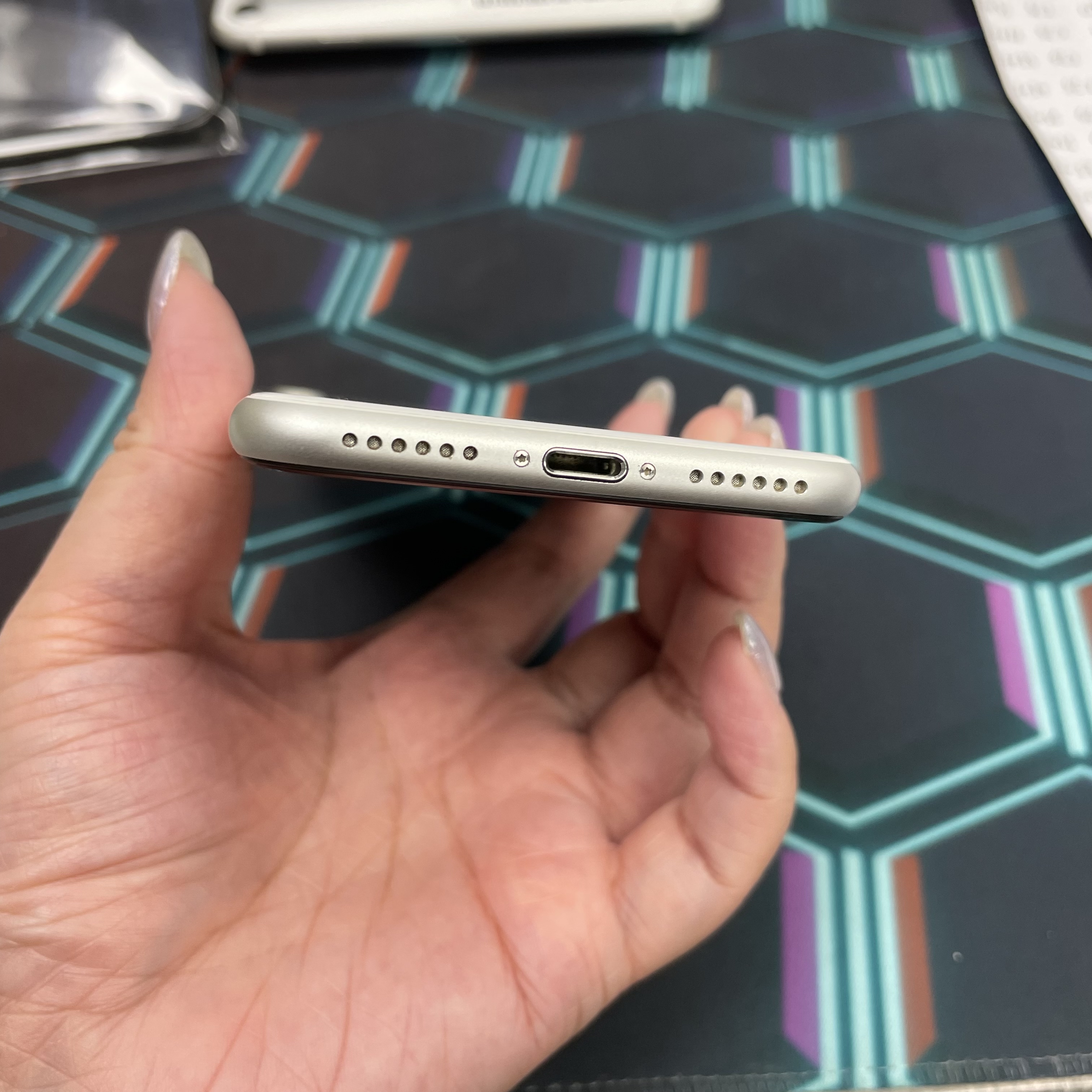 *7056 SE 2 勁靚機 128GB 電71 白色 white