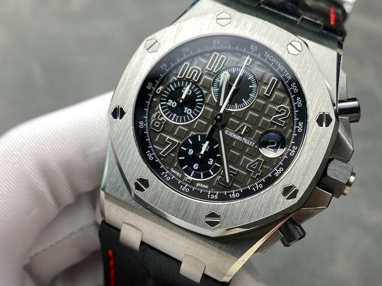 🚀爱彼 皇家橡树离岸型26400/26238/26470系列正式登场！款式最全，做工最好的爱彼计时款腕表来了，有做工好的顶级货，廉价的小厂货就别去考虑了！💯 1，机芯采用12位小秒的定制版3126计时机芯，完美还原原版所有功能。经过精密打磨，大大加强了其稳定性。 2，其中碳纤维系列表壳采用全新碳纤维复合材料——「Carbon TPT® B.4」打造，这种高科技材料比常规 Carbon TPT® 密度提高4%，纤维硬度提升15%，树脂强度提升30%，材料结构经过各项异性优化，保持轻盈同时无比坚韧，提供迄今最强的抗冲击性能。 3，字面颜色均采用目前最先进电镀技术，非几年前的简单喷漆技术。每一个巧克力格纹装饰，通过CNC级别打磨，无限接近原版。 4，同步原版搭载微微活动头粒，胶带采用进口氟橡胶材质，皮带采用美洲鳄鱼皮材质，更加耐磨耐造。