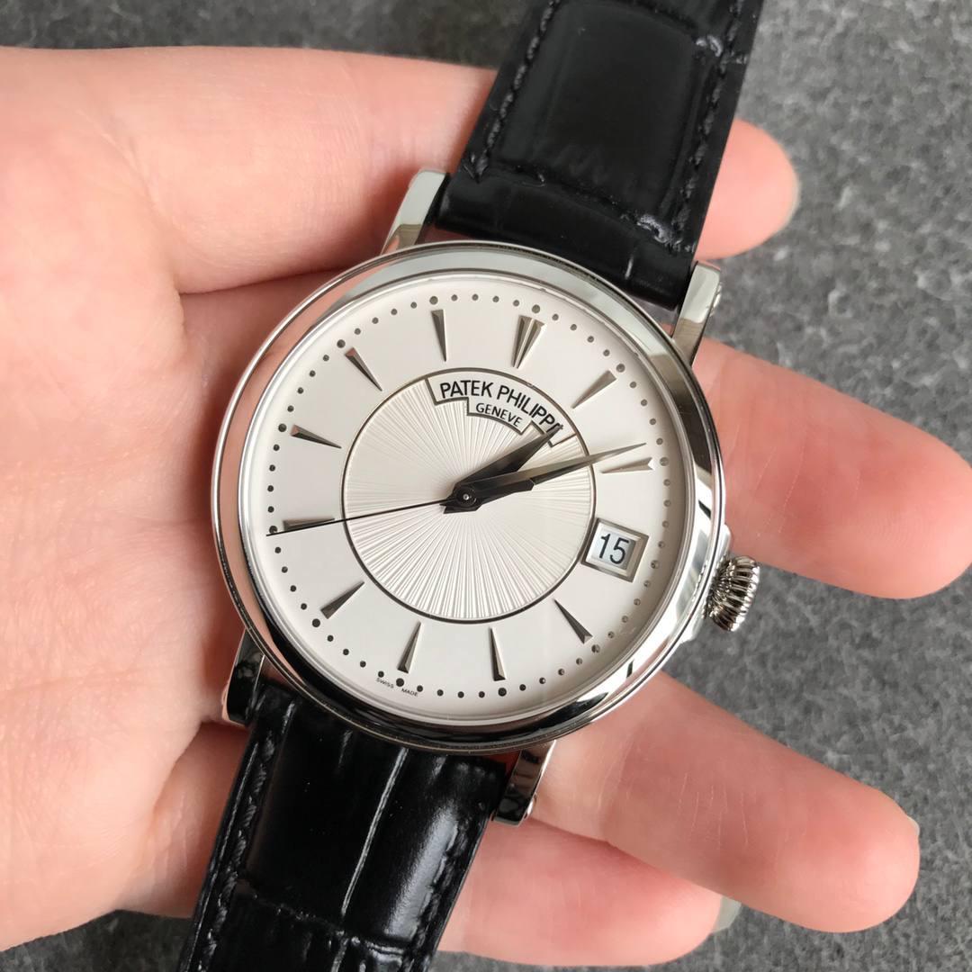 百达翡丽古典5153系列⚜️ 腕表尺寸38mmX10mm 1.表壳打磨：为了追求正品温润如玉的效果，ZF制表师精磨细造，慢工出细活。 2.防尘盖与壳体的衔接机制，有媲美带正品一样的清脆手感。 3.刻度和指针，采用最新的贵金属电镀工艺处理，效果更上一层楼。 4.“锅盖型”微凸蓝宝表镜，版型与正品一致，效果通透，辨时清晰。 5.贵金属钢印立体规范，清晰生动！ 【引领一体机时代】采用定制版Cal.324一体机——更薄，更稳，更像。最重要的是仿真度直线上升了。 【表带】经典意大利小牛皮表带，纹路清晰，质感好。搭配圈市面最顶级的百达翡丽灯笼表扣，通用原装无压力。