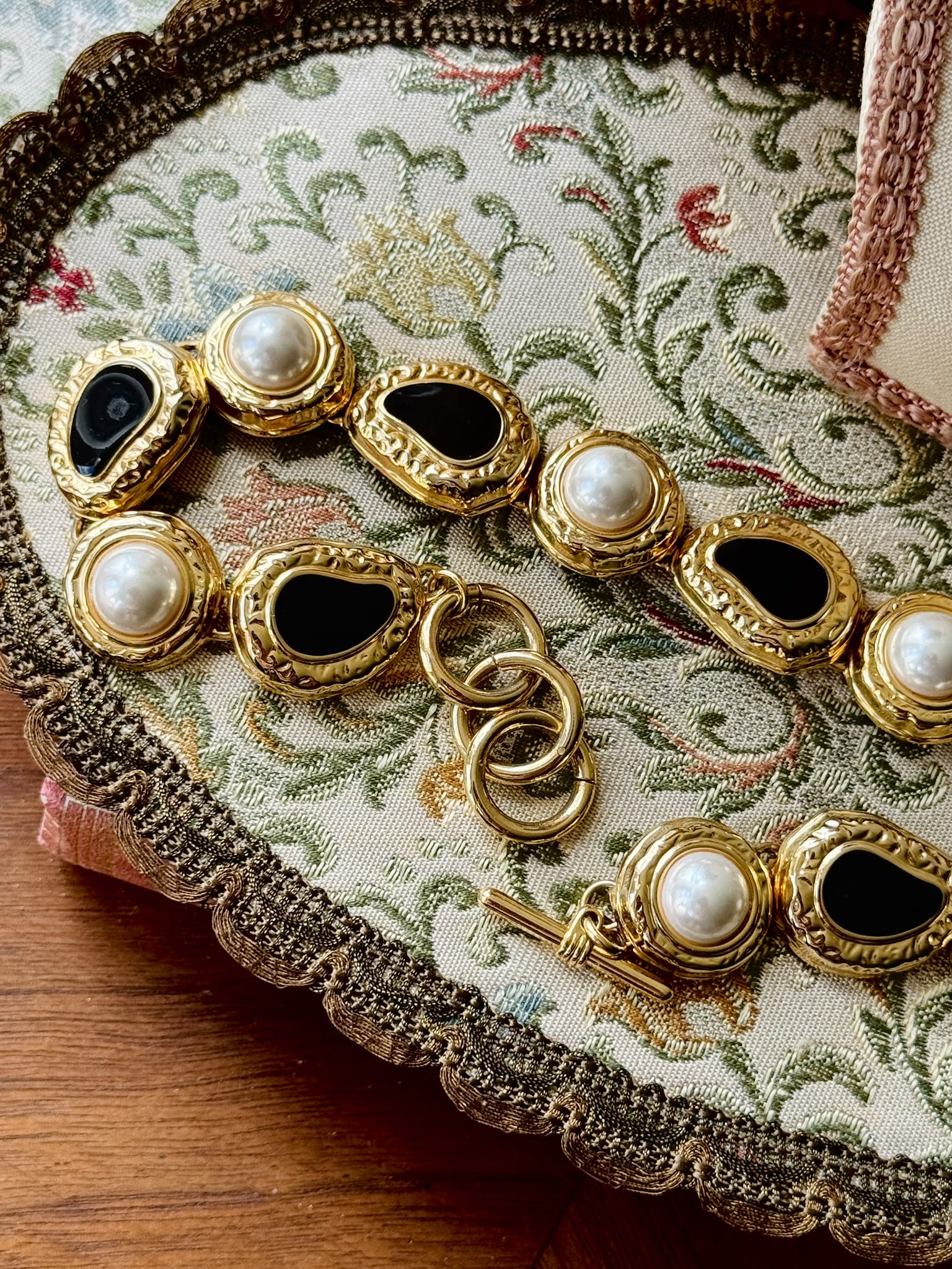 Vintage 1980s Black Pearl Medallion Necklace (MT2637)