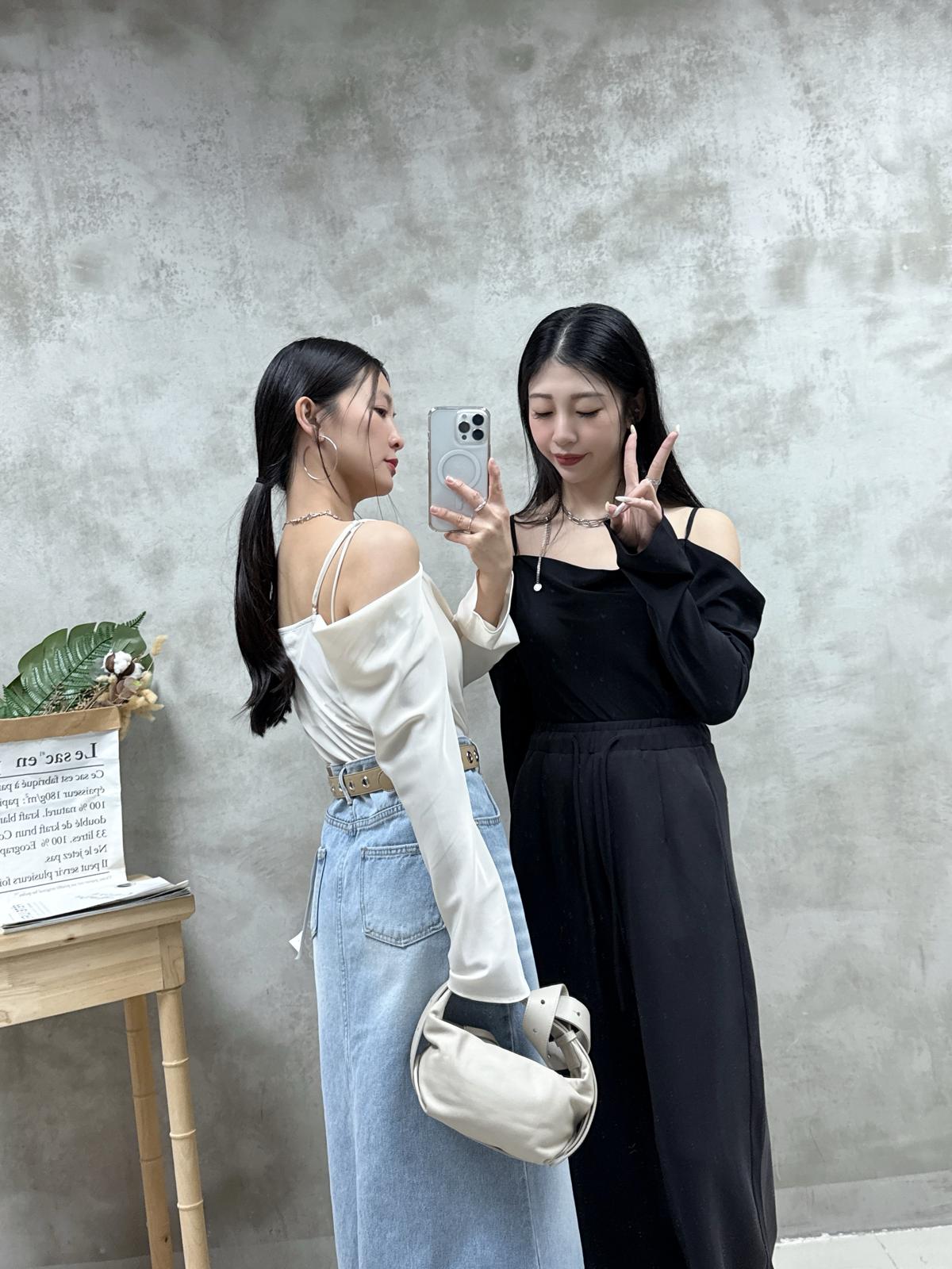 E09 滑料一字領Top