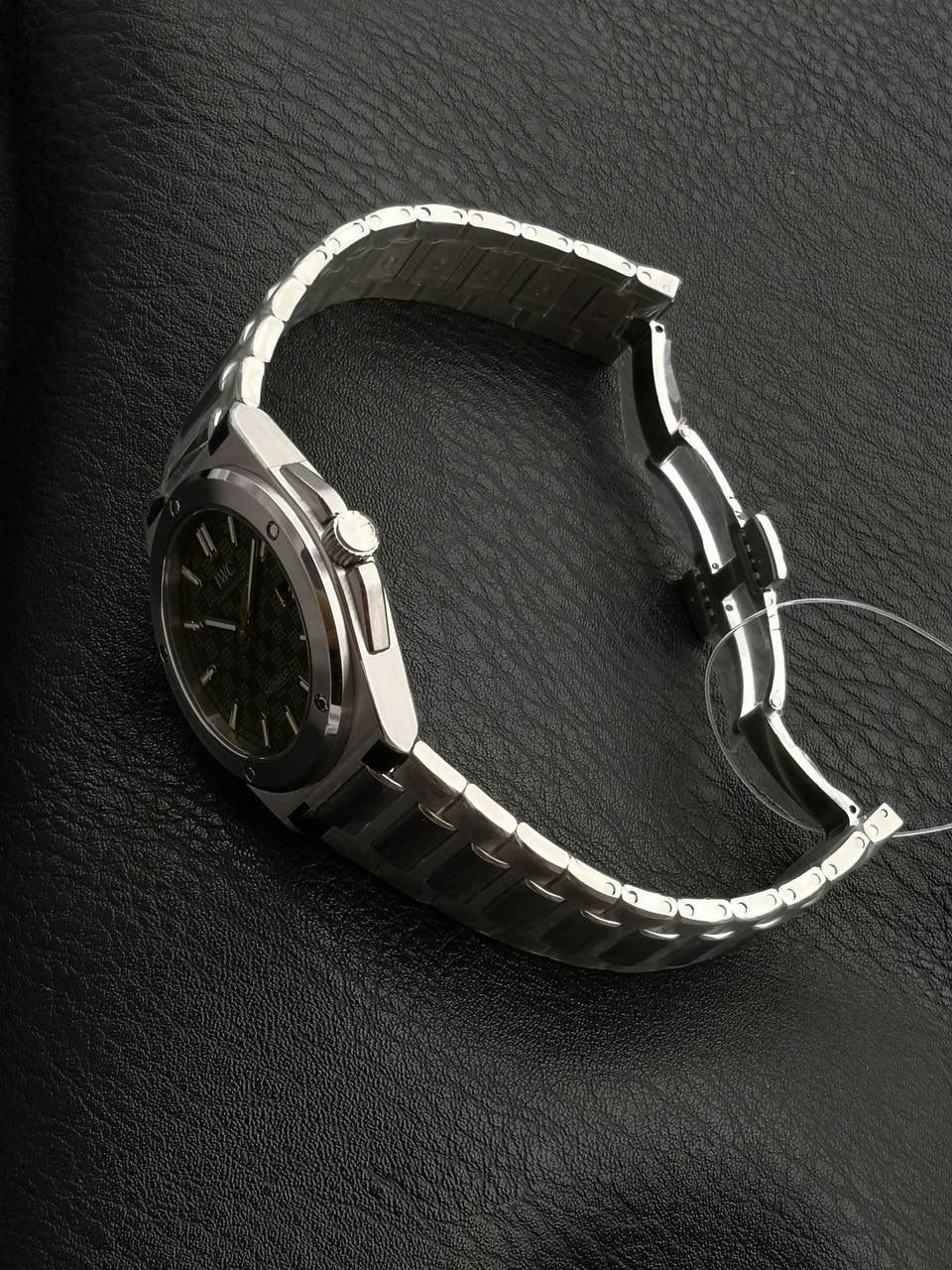 全新工程师自动腕表40 “牛油果”限量款（IW328908），灵感源自《F1®》电影布拉德·皮特佩戴定制表，全球限量1000枚。 采用精钢表壳与表链，“网格”纹饰绿色表盘饰以金质镶贴时标，精妙复刻影片中角色的配色美学。 绿色表盘源于布拉德·皮特的个人标志，搭配“网格”纹理和功能性螺丝表圈，凝练工程师系列的结构语言，致敬IWC万国表与F1赛车运动的长久友谊。