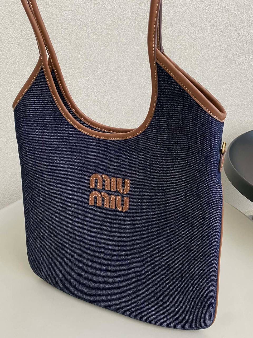 🈶牛仔蓝 𝗠𝗶𝘂𝗠𝗶𝘂托特 爱上miu的快乐 就是不断创新 不断惊喜 造型从纯色到拼皮再到帆布 每一版都能打 能爆，真的杀疯了 35×40cm #F0110m