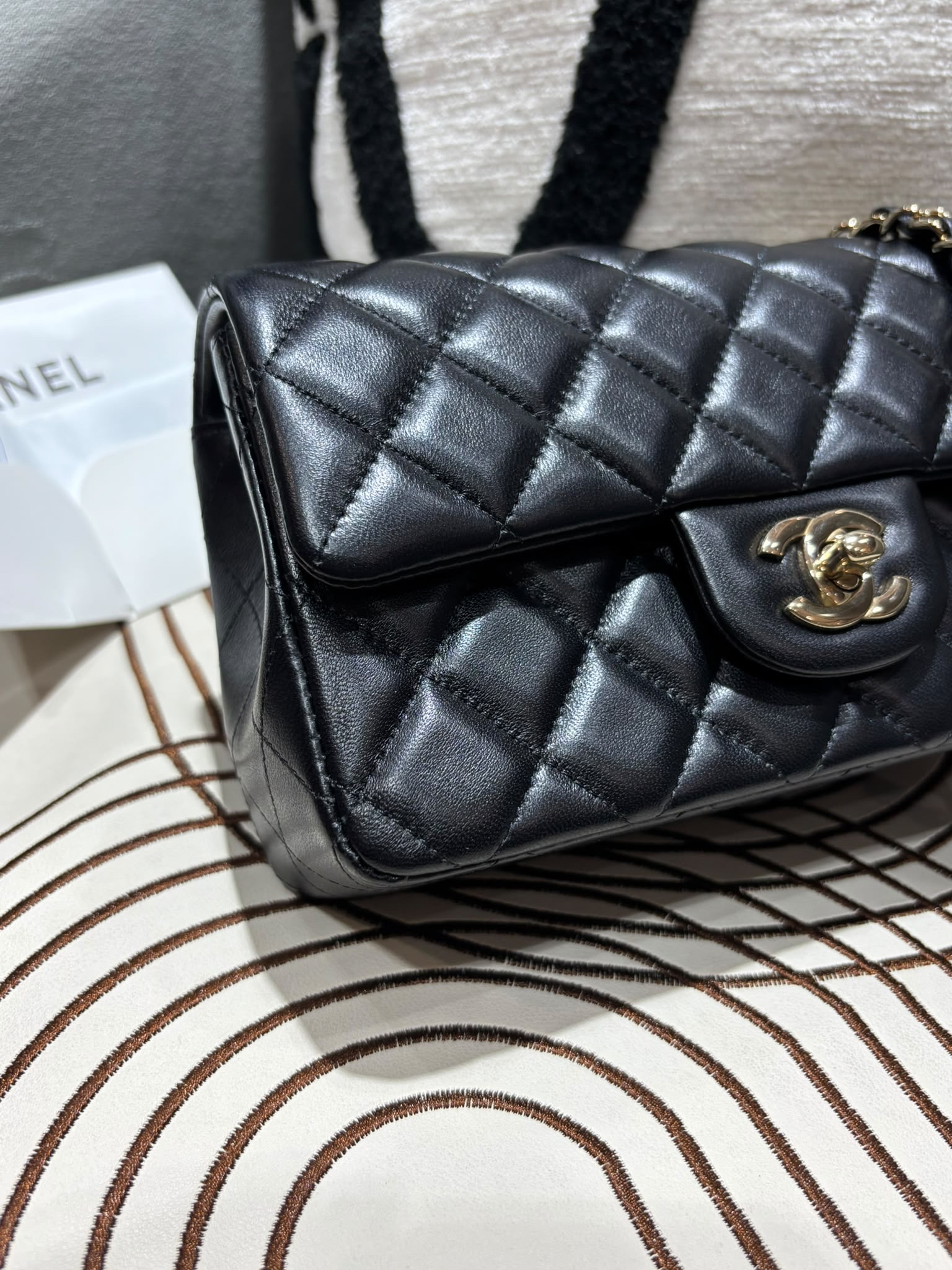 Chanel mini flap bag A69900 20cm classic flap 黑色羊皮金扣100%Authentic, 98%New ✅2025專門店收據✅晶片✅塵袋✅盒 