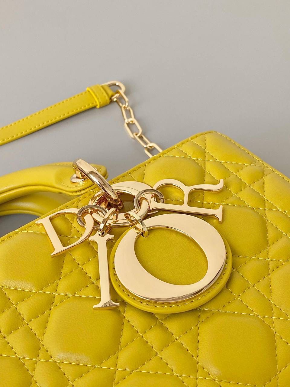 姜黄色💛 𝗗𝗶𝗼𝗿 𝗗-𝗝𝗼𝘆 𝗯𝗮𝗴羊皮新色 时尚果然就是轮回，回归了一把中古戴妃 长方包形，短链条➕细长肩带直接封神！！ 复古时髦感超强，真是什么场合都可以把住 绝对是lady中的天花板了，强势出圈啦姐妹们🔥 26 x 13.5 x 5cm